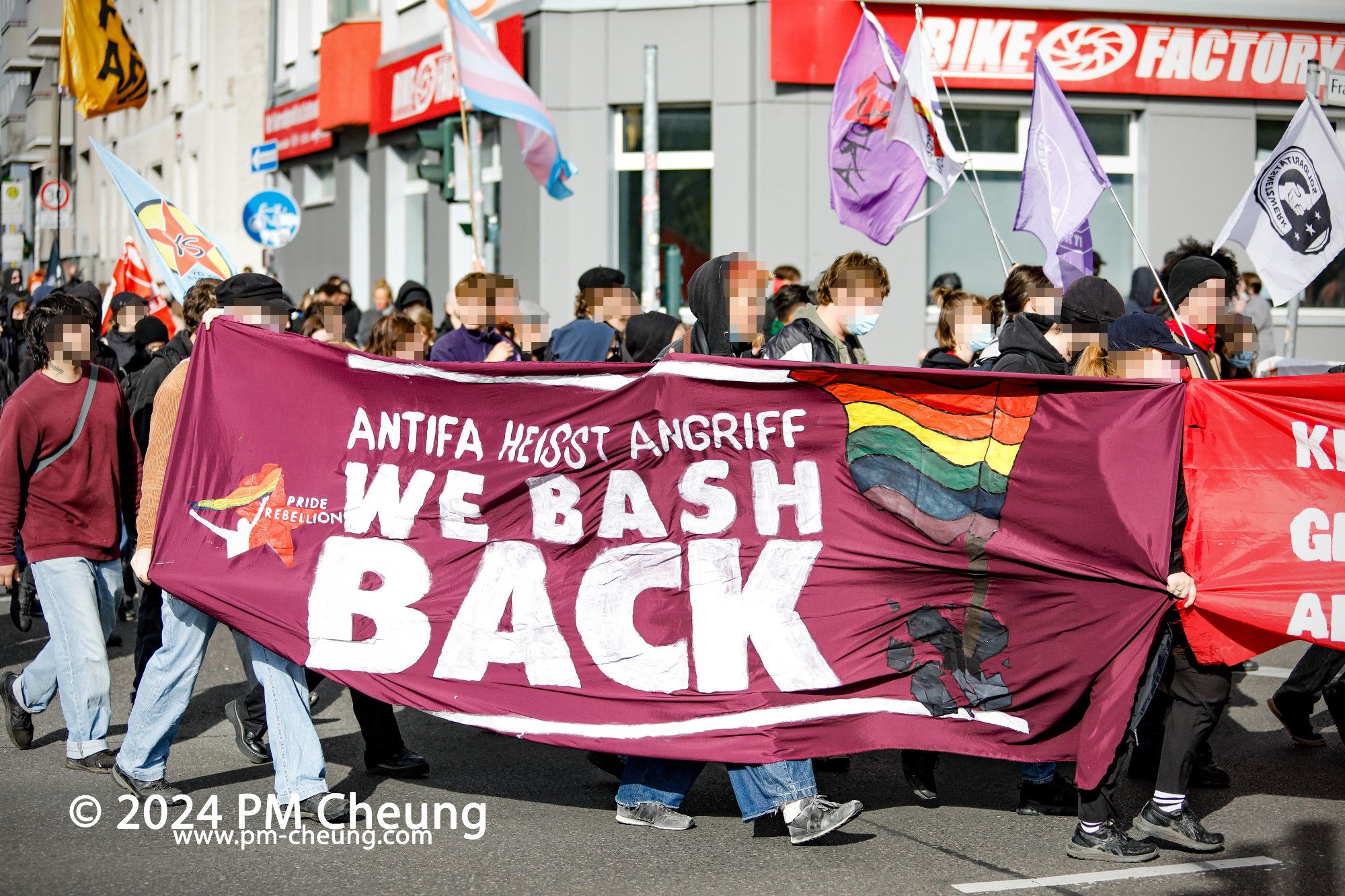 Die Demonstration biegt in die Frankfurter Allee ein. Auf diesem Bild ist ein weiteres Banner mit der Aufschrift "Antifa heisst Angriff. We bash back!" zu lesen.