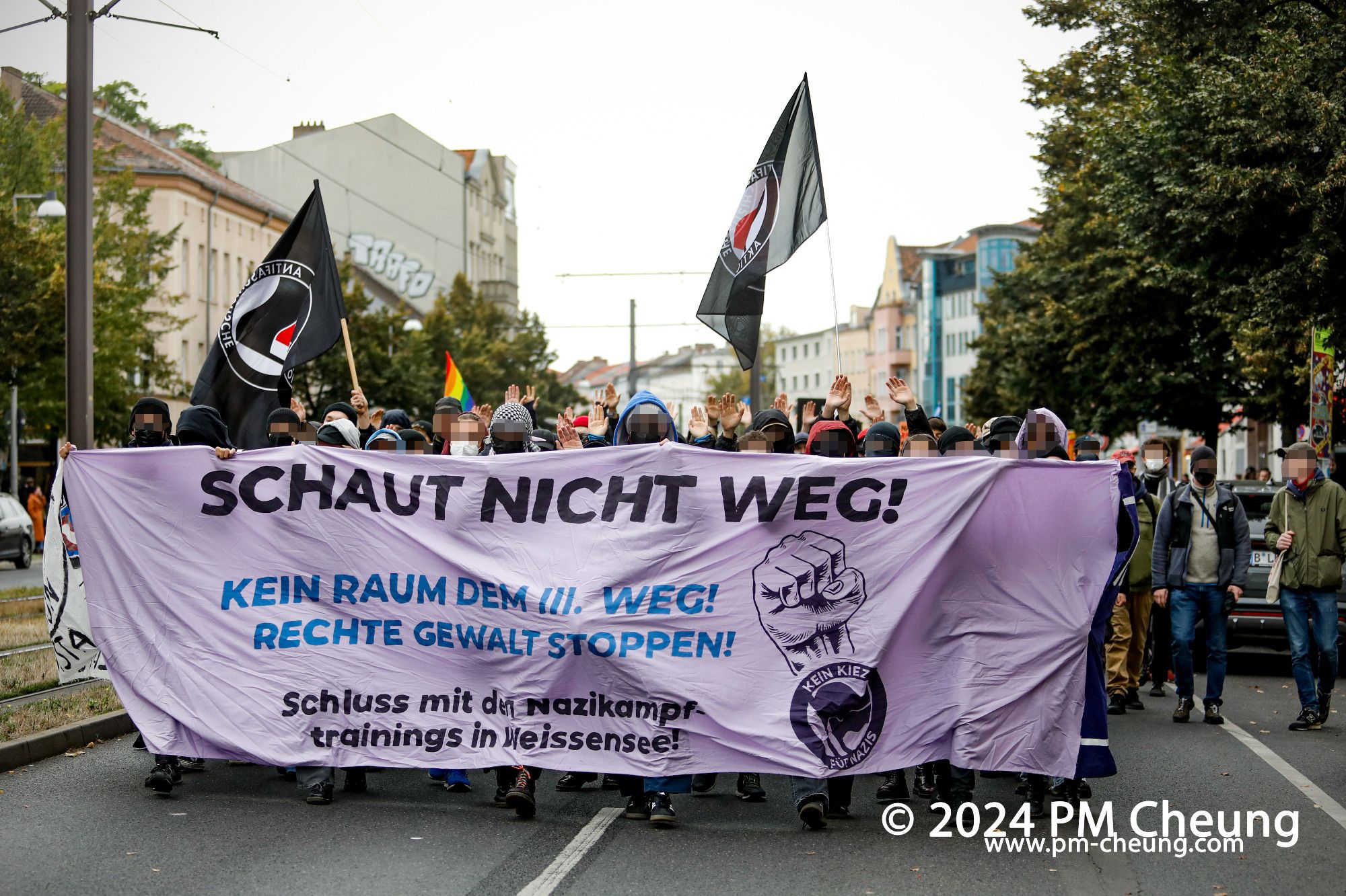 Der Demonstrationszug startet vom Antonplatz und die Teilnehmer*innen führten an der Spitze ein Banner mit der Aufschrift "Schaut nicht weg. Kein Raum dem III. Weg! Rechte Gewalt stoppen! Schluss mit dem Nazikampftrainings in Weissensee!".