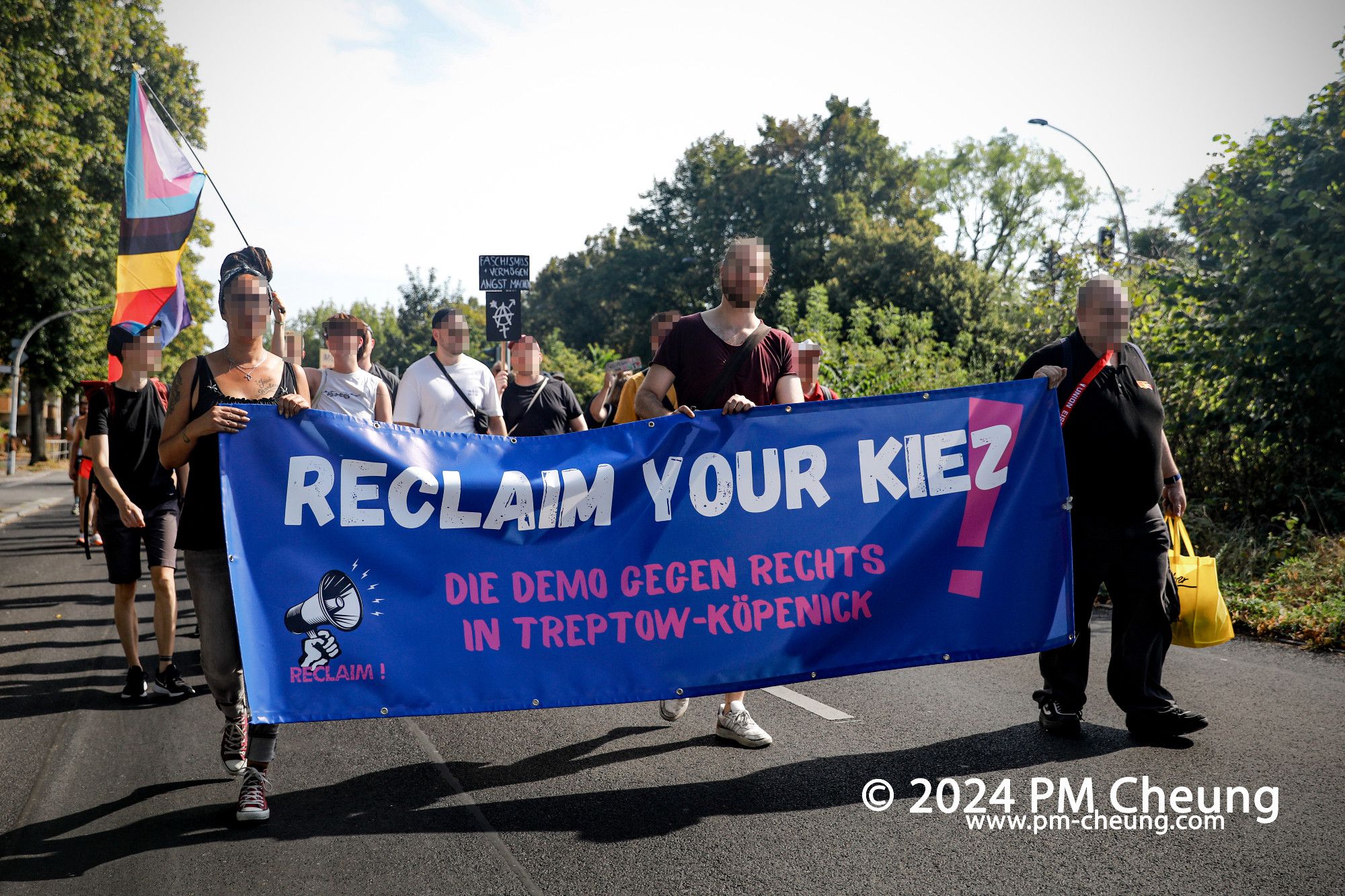 Ein weiteres Banner mit der Aufschrift "Reclaim your Kiez!".