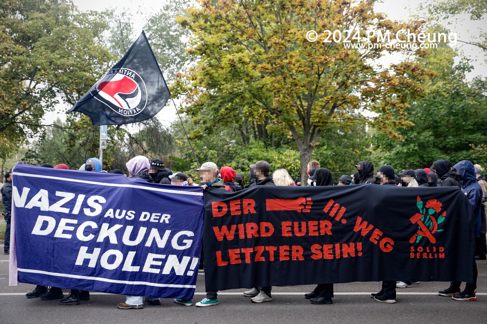 Auf weiteren Banner ist unter anderem "Nazis aus der Deckung holen!" und "Der III. Weg wird euer letzter sein!" zu sehen.