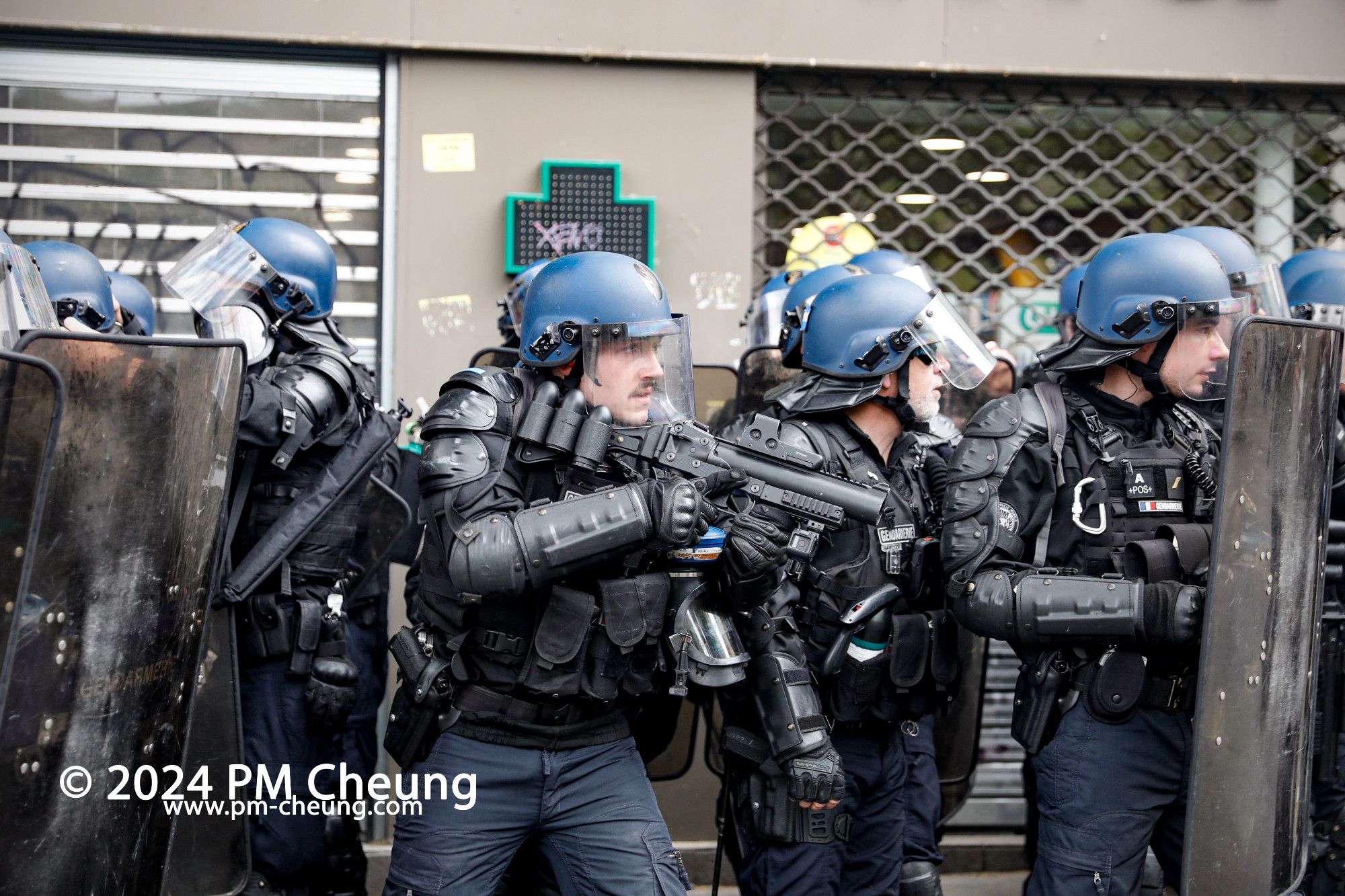 Eine Gruppe von Polizist*innen kurz vor dem Place de la Bastille. Einer von ihnen für eine Granatpistole mit sich.