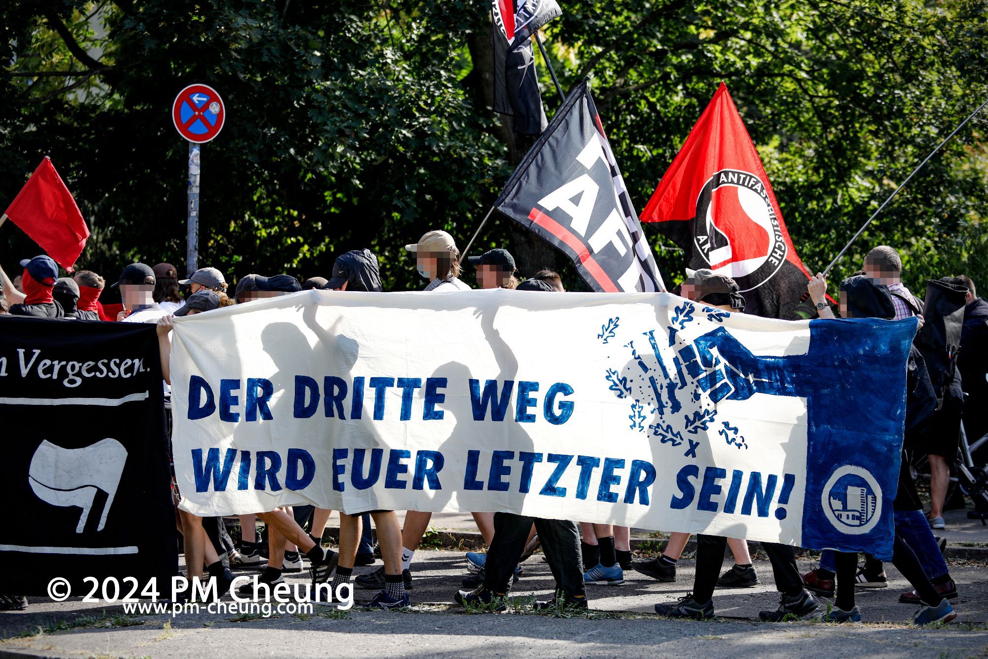 Ein seitlich getragendes Banner mit der Aufschrift "Der dritte Weg wird euer letzter sein!". Es handelt sich um das Hauptbanner der antifaschistischen Demonstration, die am 6. Juli durch durch Marzahn-Hellersdorf gezogen ist.