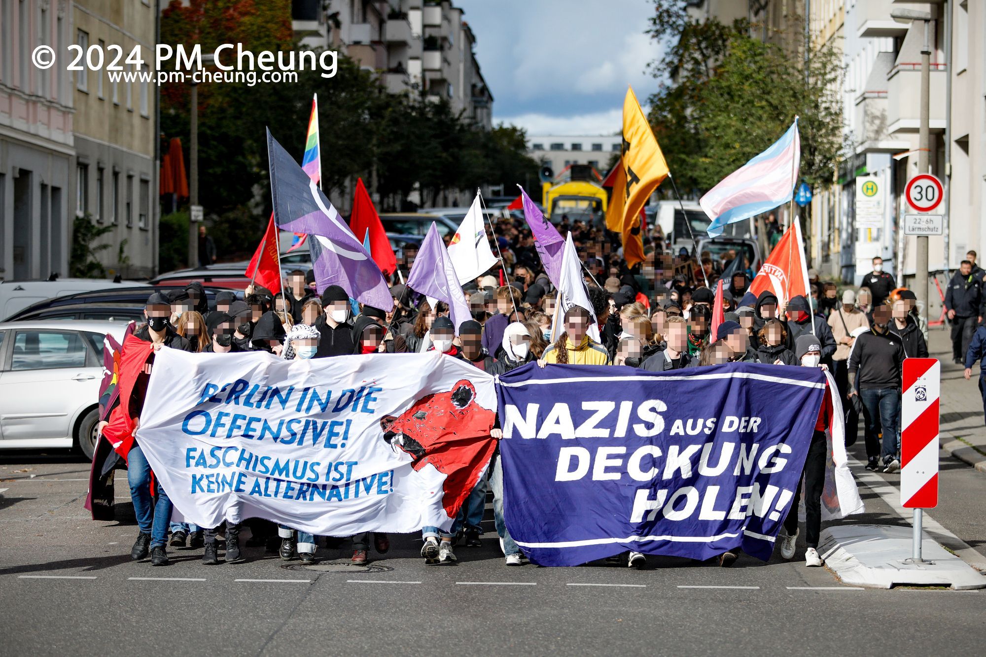 Die Demonstrationsspitze erreicht die Frankfurter Allee. Neben dem Frontbanner ist ein weiteres mit der Aufschrift "Nazis aus der Deckung holen!" zu sehen.