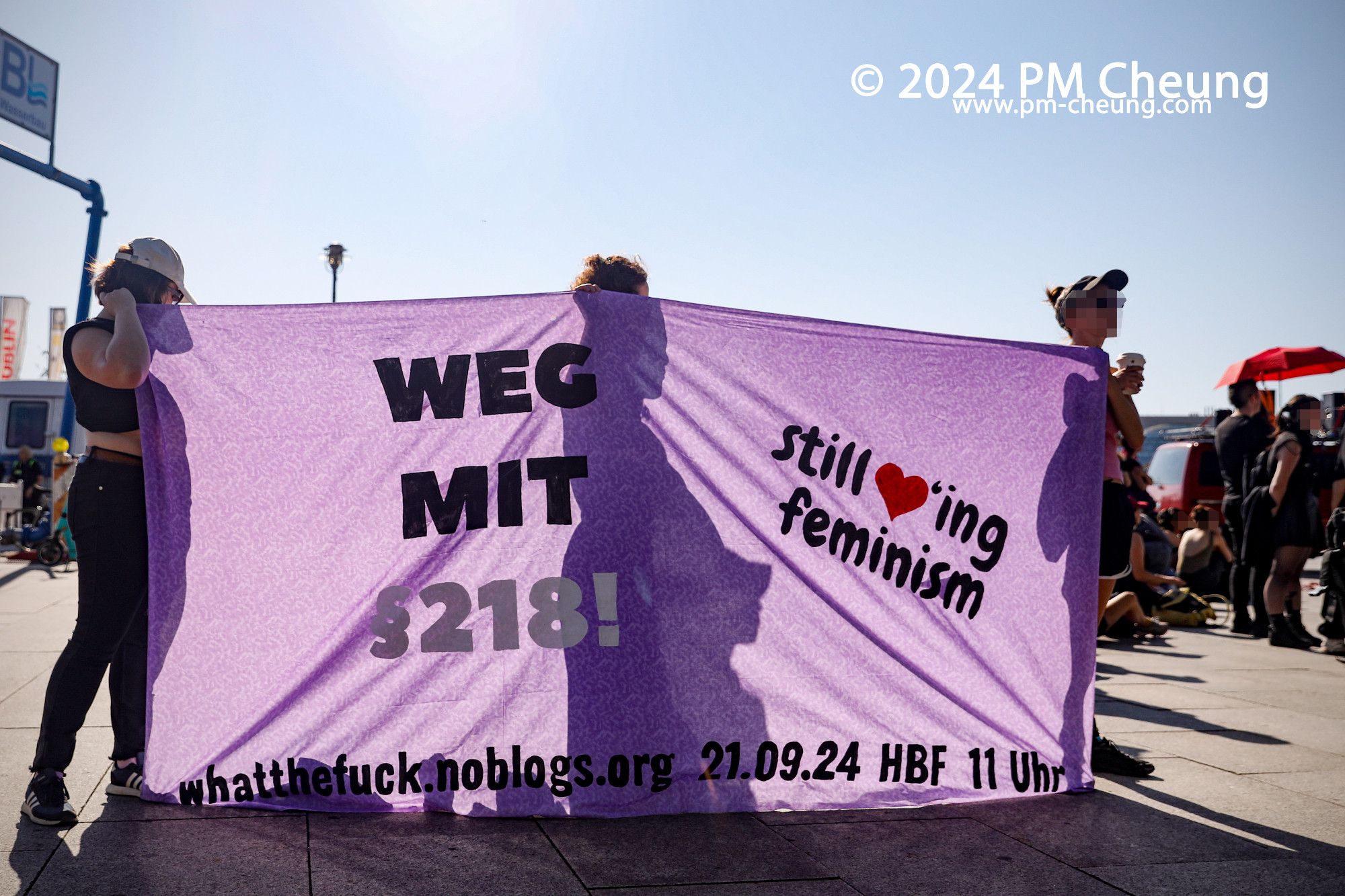 Auf dem Europlatz vorm Hauptbahnhof, hatte das "What the Fuck" Bündnis zu einer Gegenkundgebung aufgerufen. Teilnehmer*innen zeigten unter anderem dieses Banner mit der Aufschrift "Weg mit §218! Still loving feminism!".