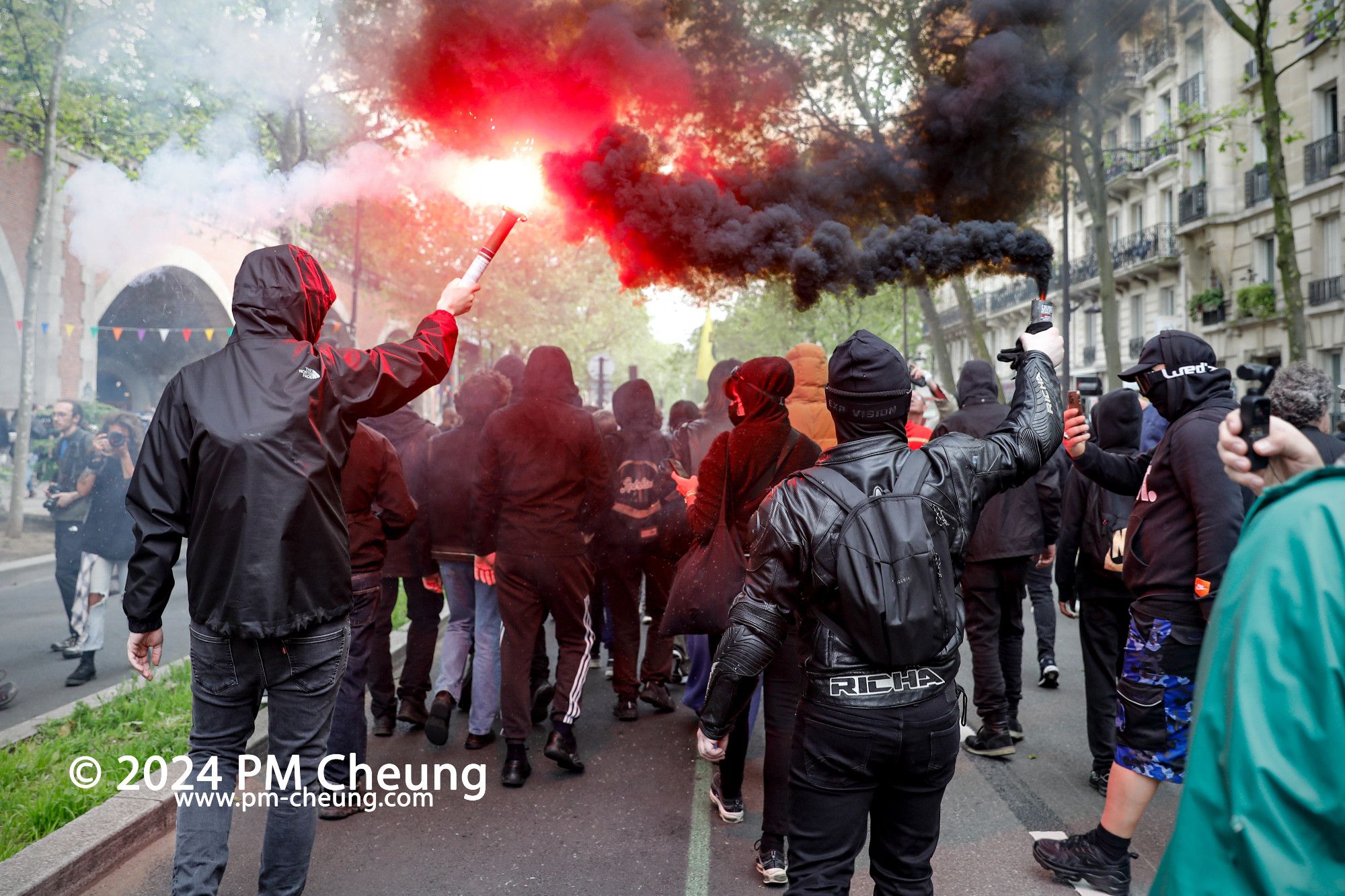 Auf dem Avenue Daumesnil zünden mehrere Demonstrant*innen Pyrotechnik an.