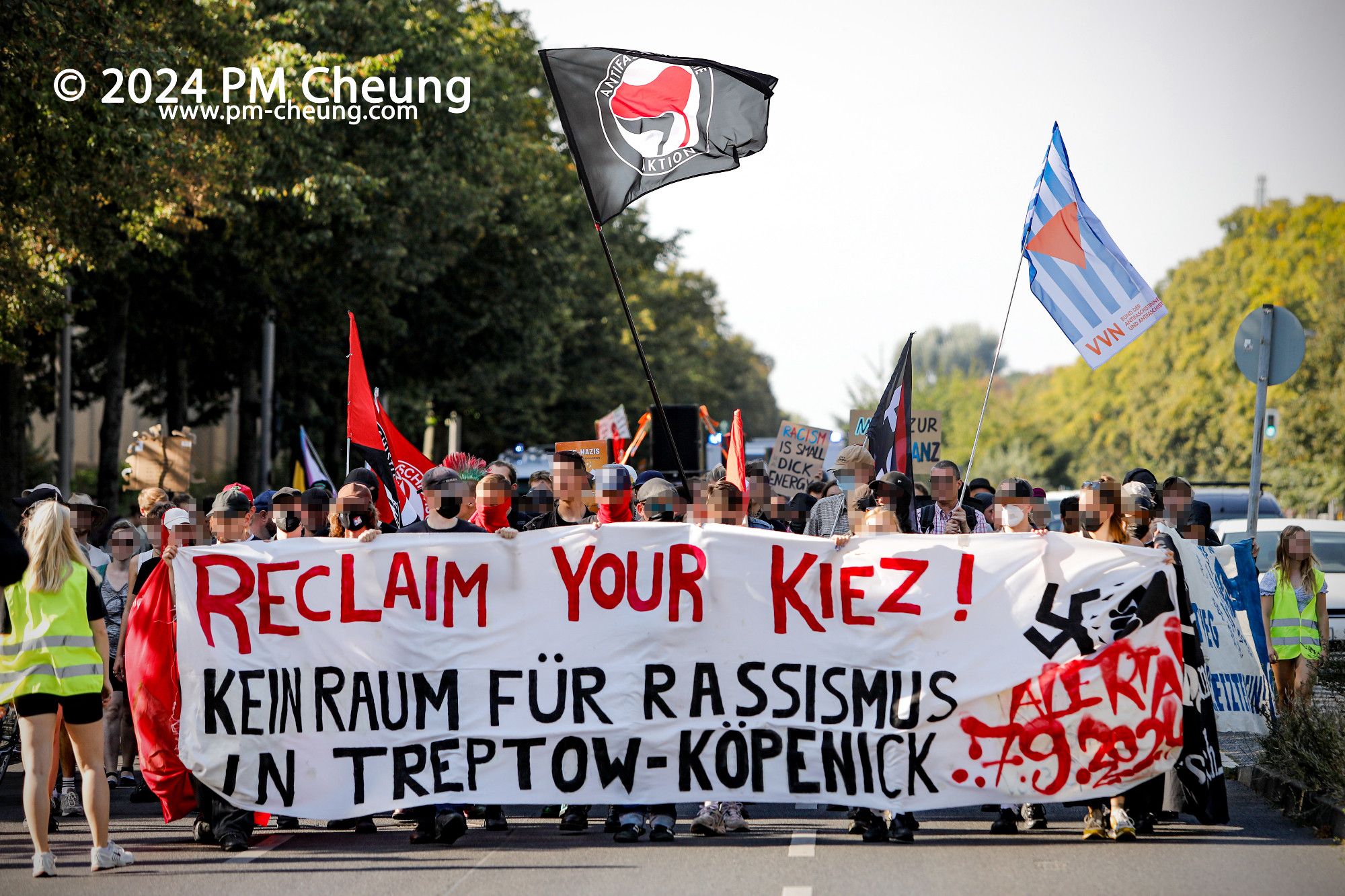 Das Hauptbanner der Demonstration mit der Aufschrift "Reclaim your Kiez! Kein Raum für Rassismus in Treptow-Köpenick!".