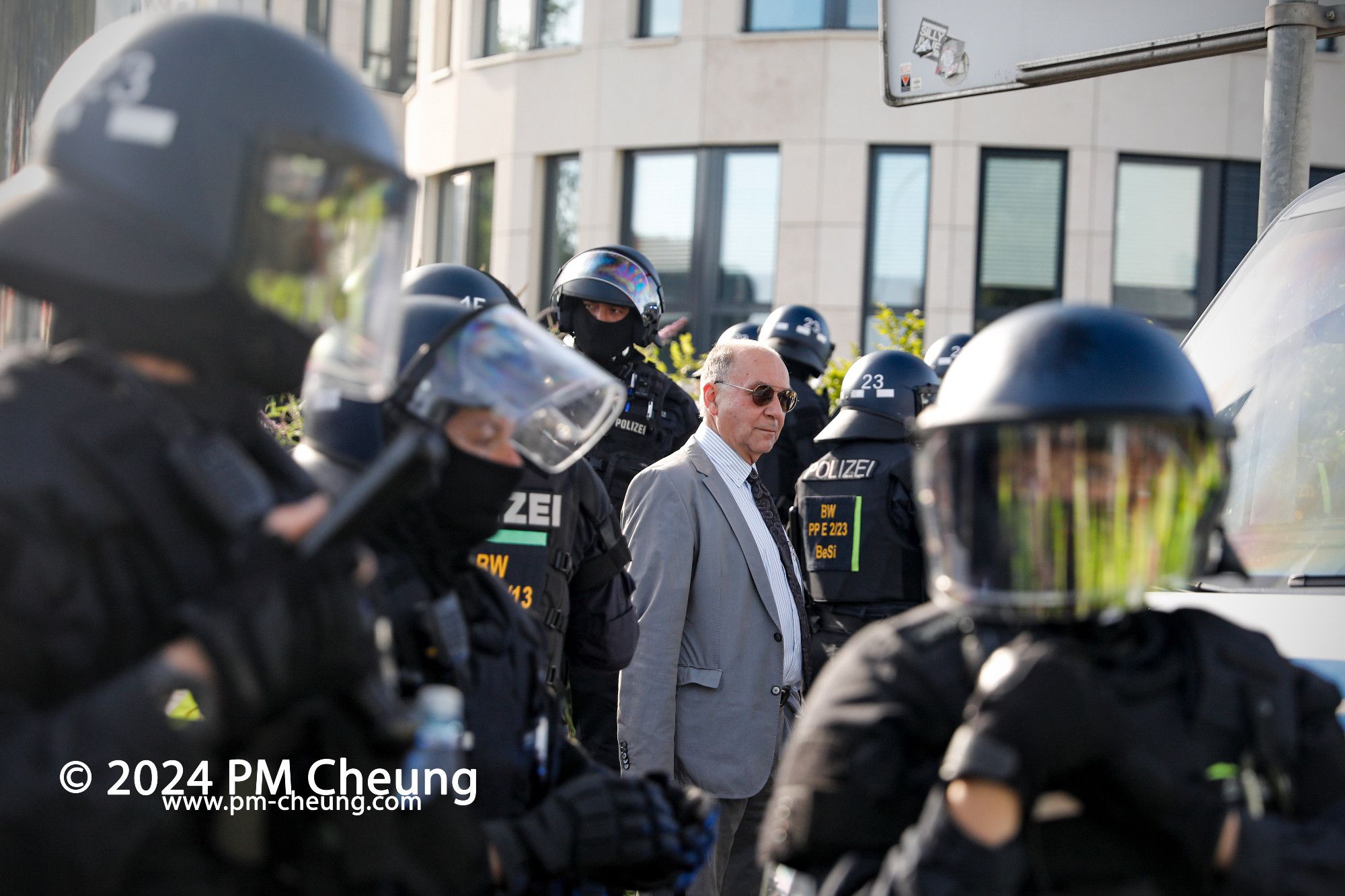 Weitere AfD-Delegierte, die vom Hotel weg eskortiert werden mussten.