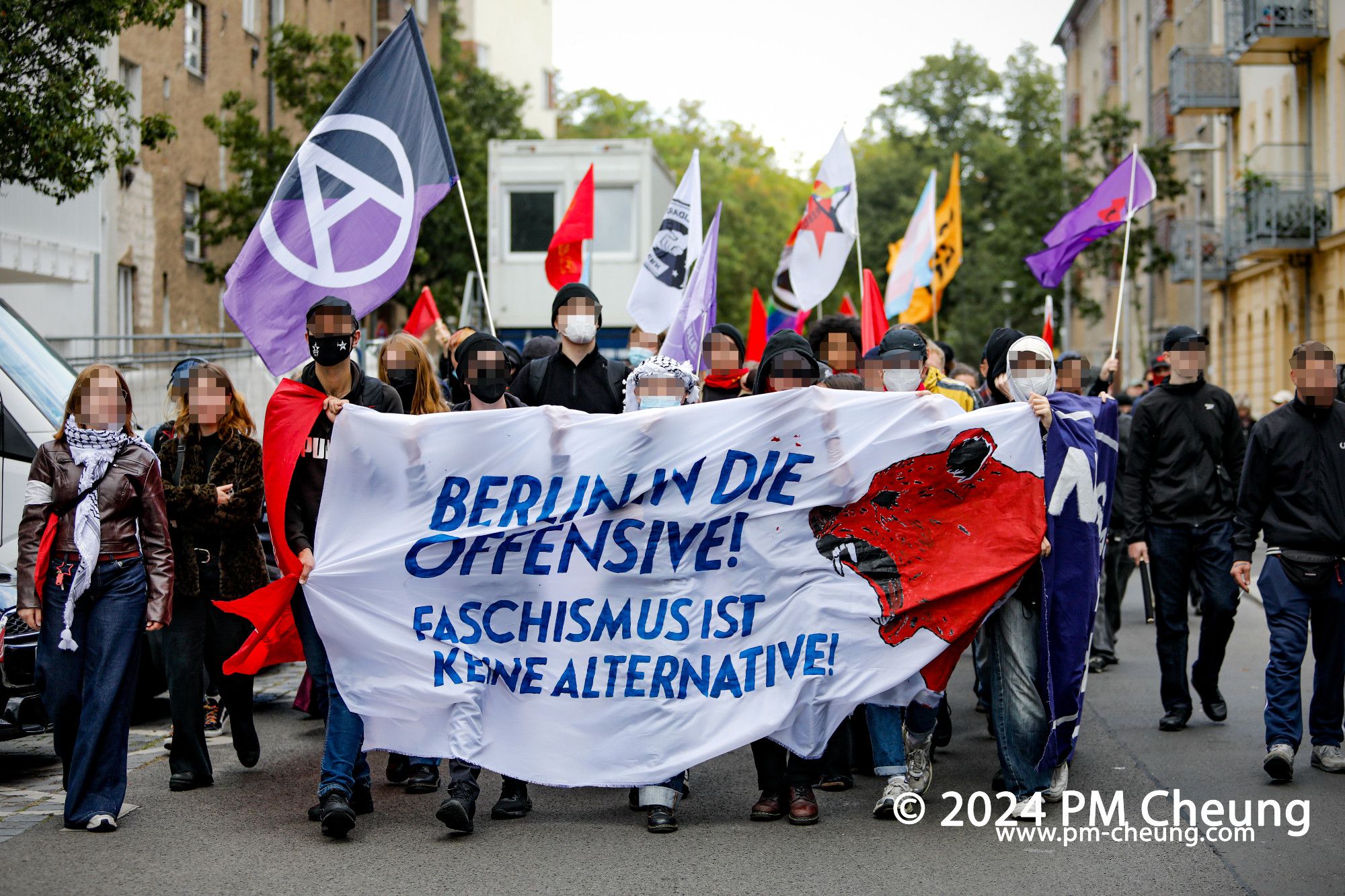 Das Frontbanner der antifaschistischen Kiezdemonstration, auf der „Berlin in die Offensive! Faschismus ist keine Alternative!“ zu lesen ist.