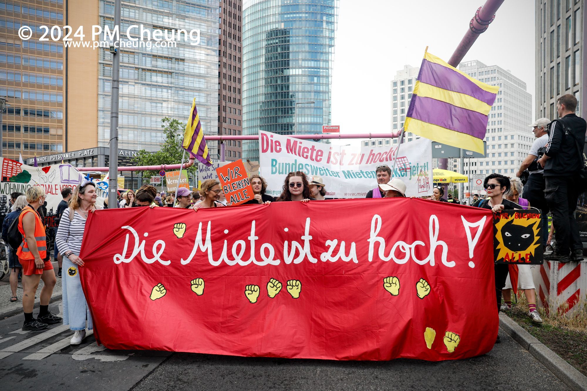 Das Hauptbanner der Demonstration gegen Mietenwahn, Verdrängung und Wohnungsnot. Auf diesem ist "Die Miete ist zu hoch" zu lesen.