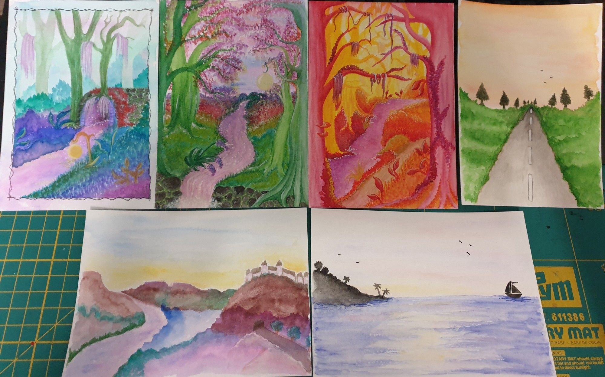 6 Aquarellpostkarten.
3 bunte Fantasy Wälder, eine Straße in der Dämmerung, Festung Königstein abstrakt(?) und das Meer mit einer kleinen Insel und Segelschiff.