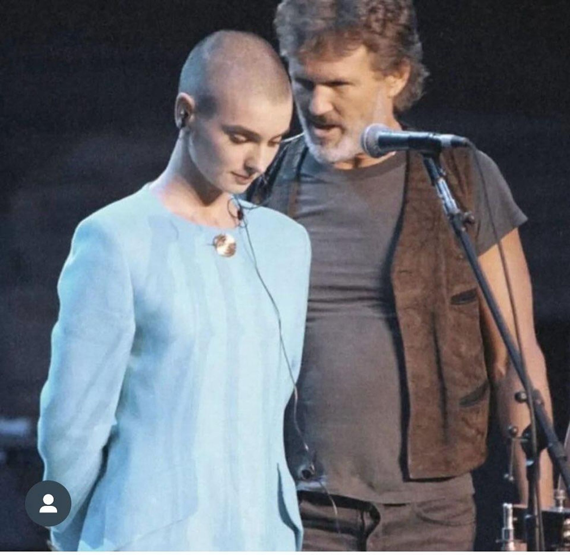 Kris Kristofferson, der tröstend auf Sinéad O'Connor einredet, die gerade vom Publikum ausgebuht wird.