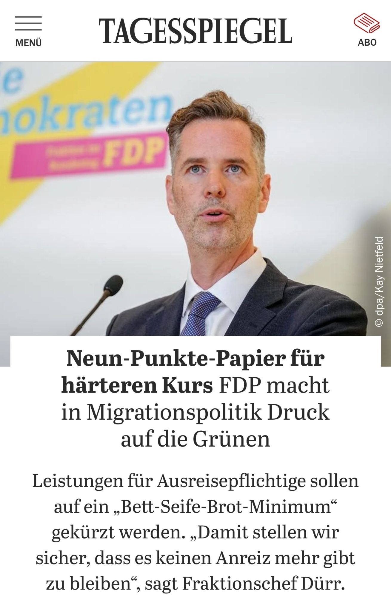 Neun-Punkte-Papier für härteren Kurs: FDP macht in Migrationspolitik Druck auf die Grünen

Leistungen für Ausreisepflichtige sollen auf ein „Bett-Seife-Brot-Minimum“ gekürzt werden. „Damit stellen wir sicher, dass es keinen Anreiz mehr gibt zu bleiben“, sagt Fraktionschef Dürr.