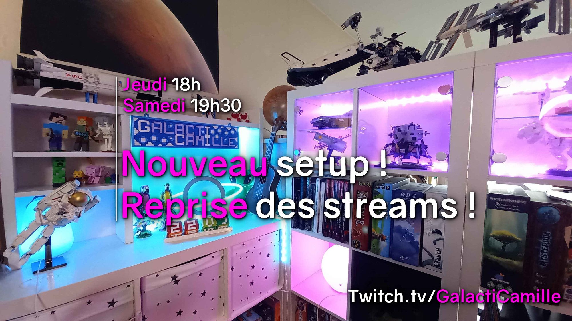 Setup de stream de GalactiCamille avec lumières colorées, legos spatiaux et jeux de société.