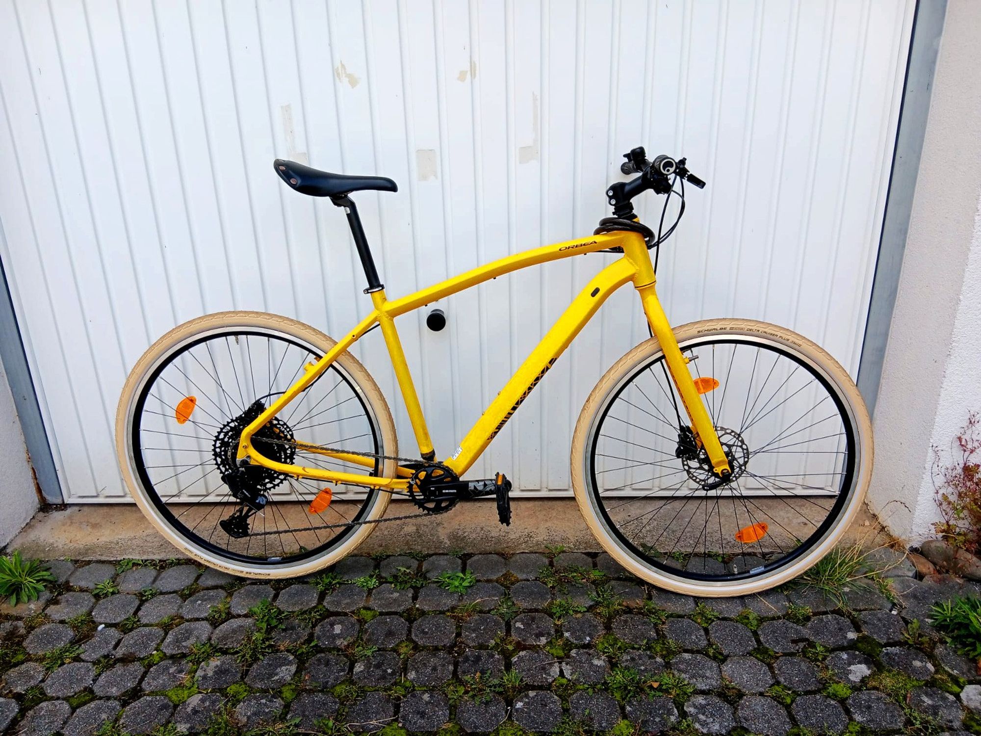 Fahrrad, gelber Orbea Urban 20 Rahmen mit beigefarbenen Reifen.