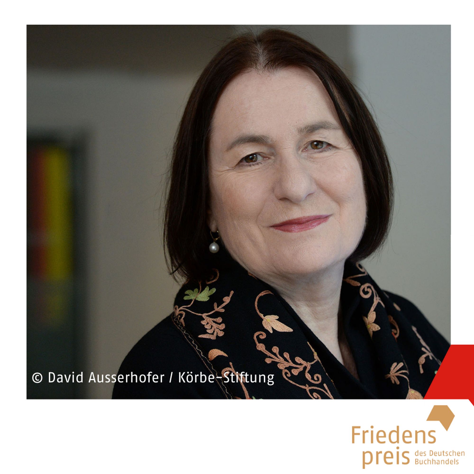 Porträtfoto Irina Scherbakowa in einem weißen Rahmen mit der Beschriftung Friedenspreis des Deutschen Buchhandels. Copyright-Vermerk: David Ausserhofer/Körbe-Stiftung