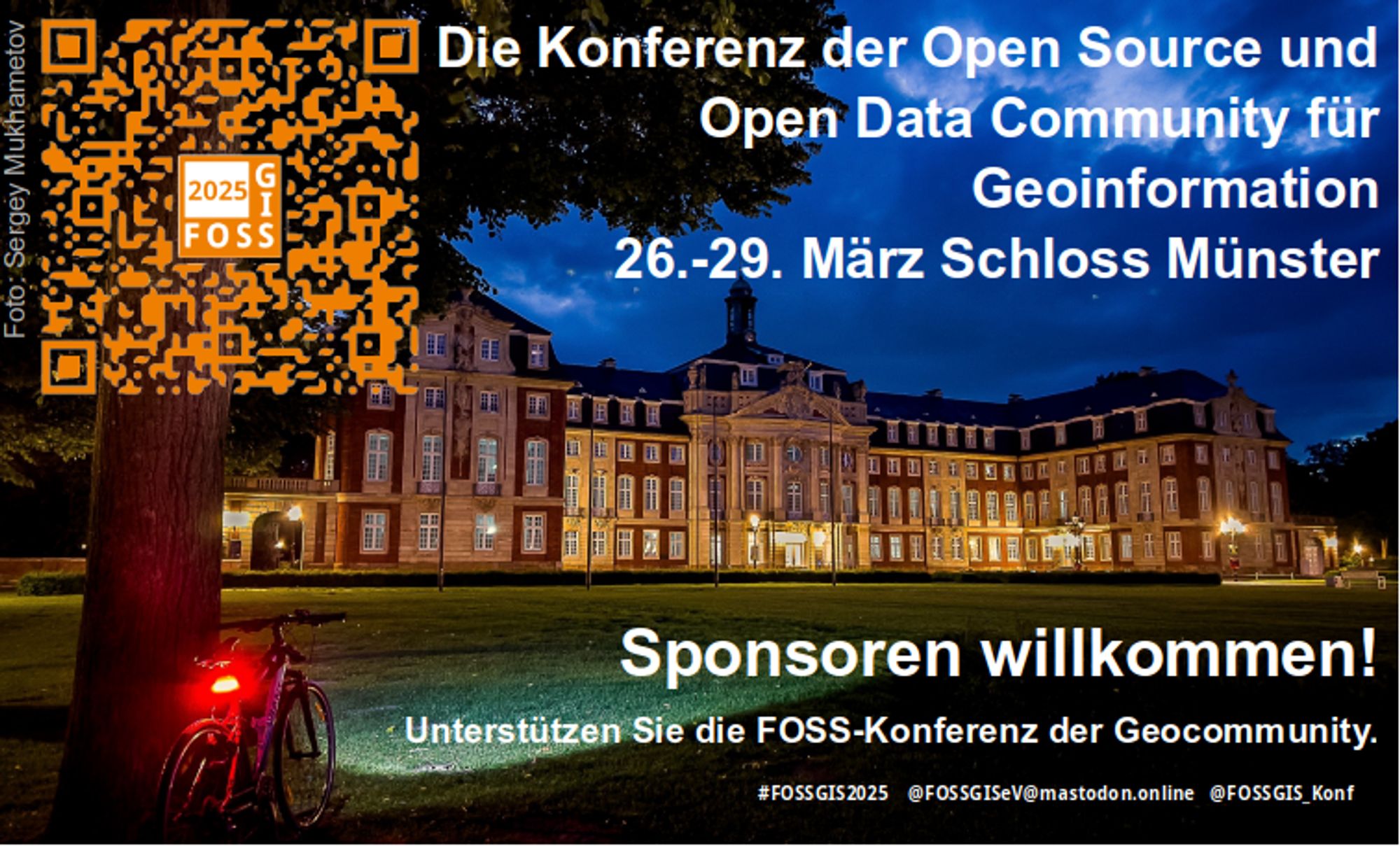 Schloss Münster im Dämmerlicht, vorne links ein Baum an dem ein Fahrrad lehnt, das Rücklicht leuchtet. Weiterhin sind zu sehen: das Konferenzlogo + QRCode zur Sponsoreninformation sowie folgender Schriftzug: "FOSSGIS - Die Konferenz der Open Source und Open Data Community für Geoinformation 26.–29. März Schloss Münster", "Sponsoren willkommen! nterstützen Sie die FOSS-Konferenz der Geocommunity." Foto: Sergey Mukhametov  #FOSSGIS2025    @FOSSGISeV@mastodon.online   @FOSSGIS_Konf