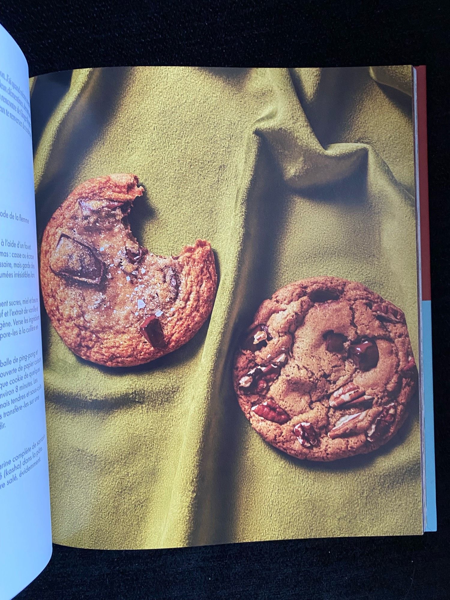 Photo de 2 cookies, dont un croqué, sur fond vert.
Ce sont les cookies de la recette Les Cookies Châtaigne