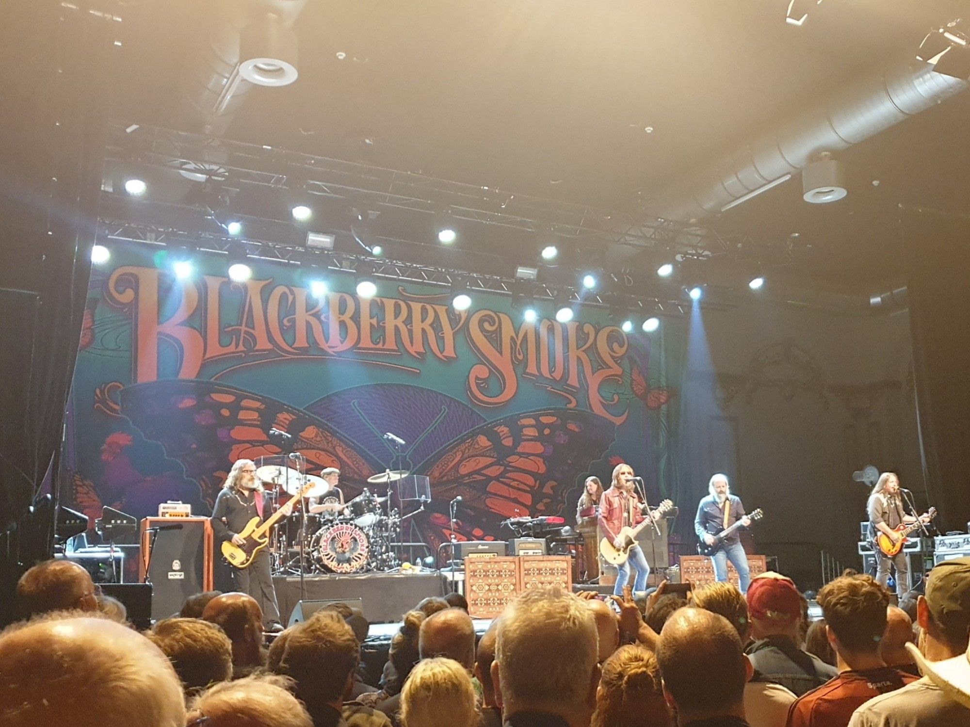 Die Band Blackberry Smoke auf der Bühne vom Publikum aus fotografiert.