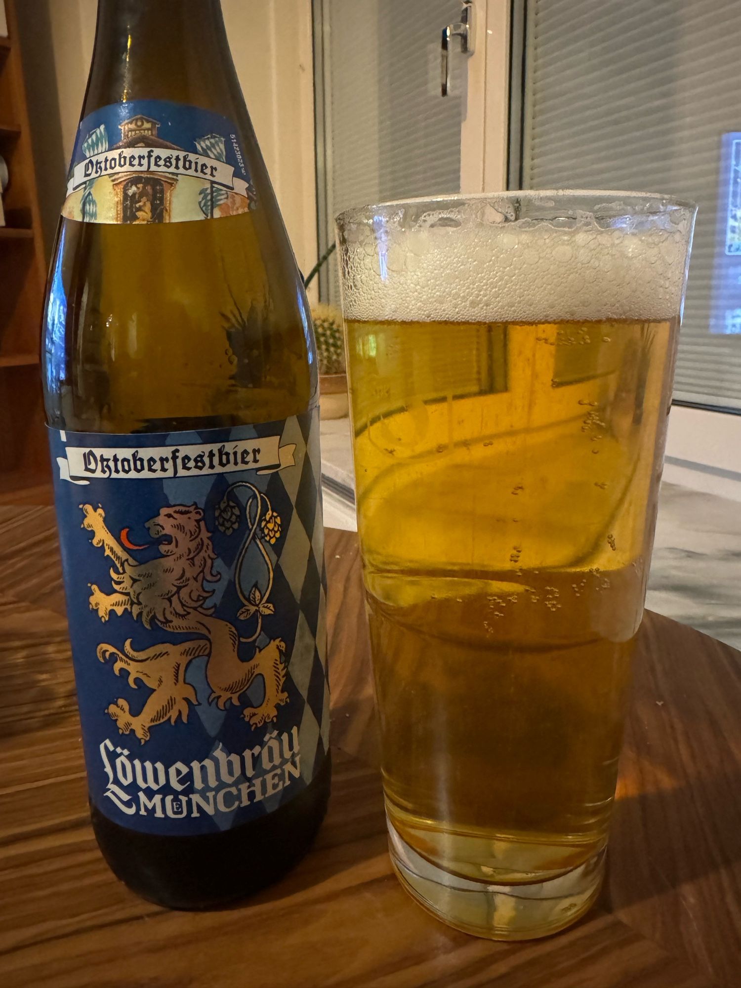 En flaska Löwenbräu Oktoberfestbier