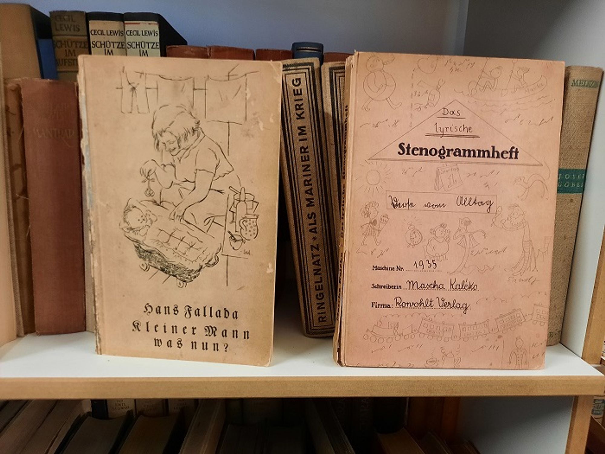 Hans Fallada: „Kleiner Mann – was nun?“ (1932) und Mascha Kaléko: „Das lyrische Stenogrammheft“ (1933). (c) Elisa Sommerer