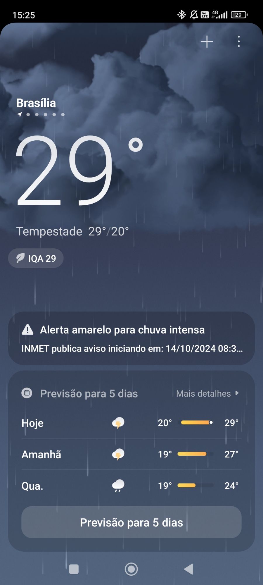 Print de um app de clima mostrando 29 graus e tempestade em Brasília 