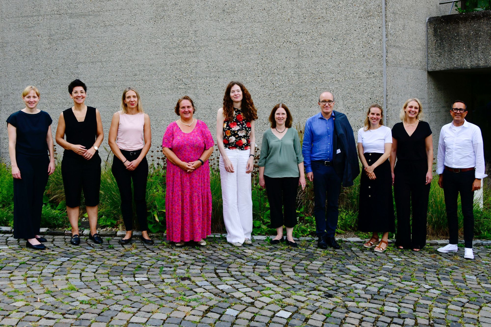 v.l.n.r.: Anna Kinder (Leiterin Forschungsreferat DLA), Franziska Wunschik (Erste Beigeordnete der Stadt Marbach am Neckar), Natalie Maag (Leiterin Abt. Bibliothek DLA), Theresa Schopper (Ministerin für Kultus, Jugend und Sport der baden-württembergischen Landesregierung), Sandra Richter (Direktorin Deutsches Literaturarchiv Marbach), Verena Staack (Literaturvermittlung DLA), Jan Bürger (Stv. Leiter Abt. Archiv, Leiter Siegfried Unseld Archiv DLA), Annika Deibel und Christine Schott (Verbindungslehrerinnen), Volker Müller (Schulleiter Friedrich Schiller Gymnasium Marbach am Neckar) am 3. September im Deutschen Literaturarchiv Marbach. Foto: DLA Marbach (Jens Tremmel).