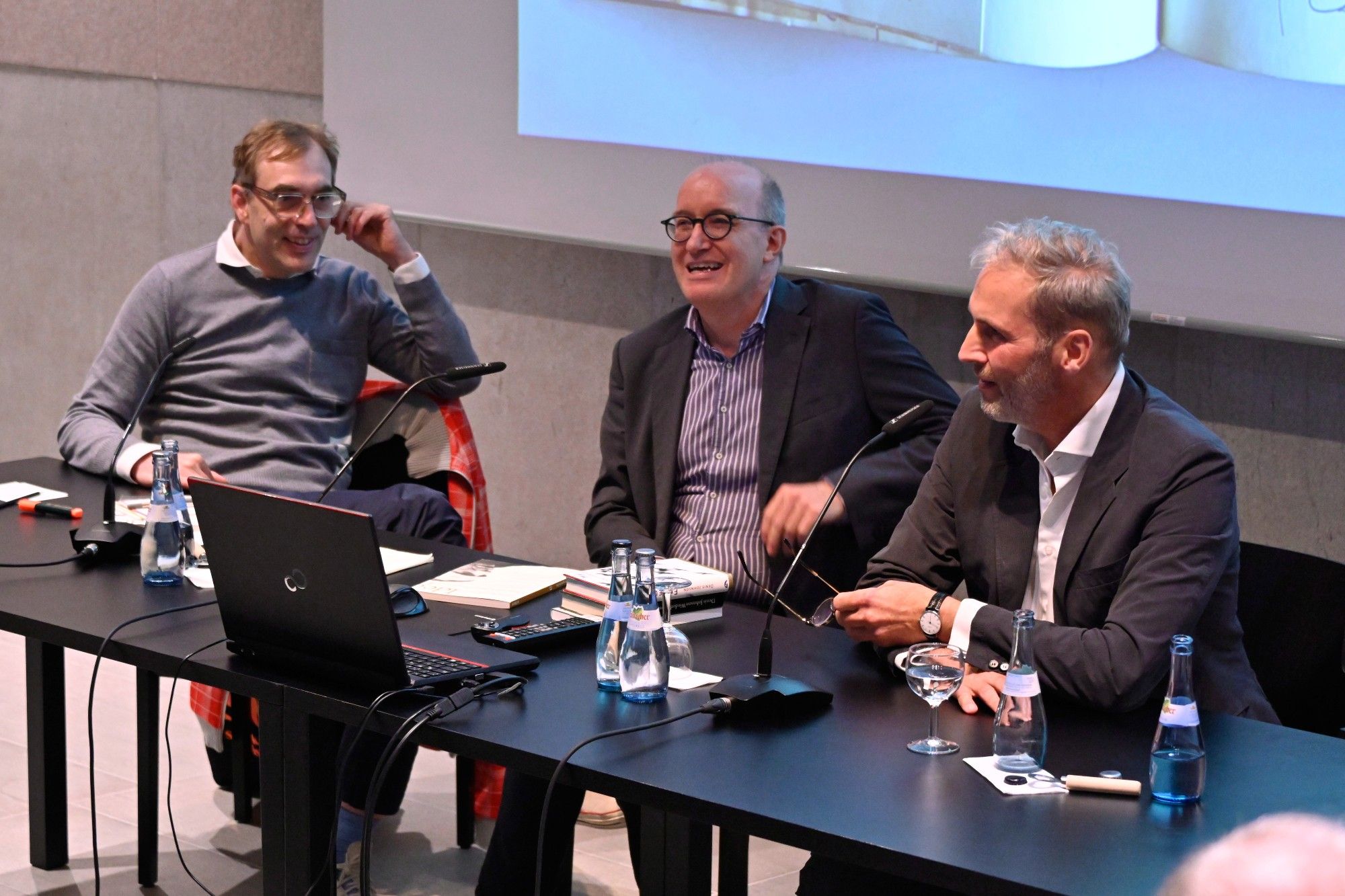 Stephan Schlak, Jan Bürger und Alexander Fest am 8. September im Literaturmuseum der Moderne in Marbach bei der Finissage der Ausstellung ›Siegfried Unseld, der Verleger. Ein Porträt in Briefen‹. Foto: DLA Marbach (Jens Tremmel).