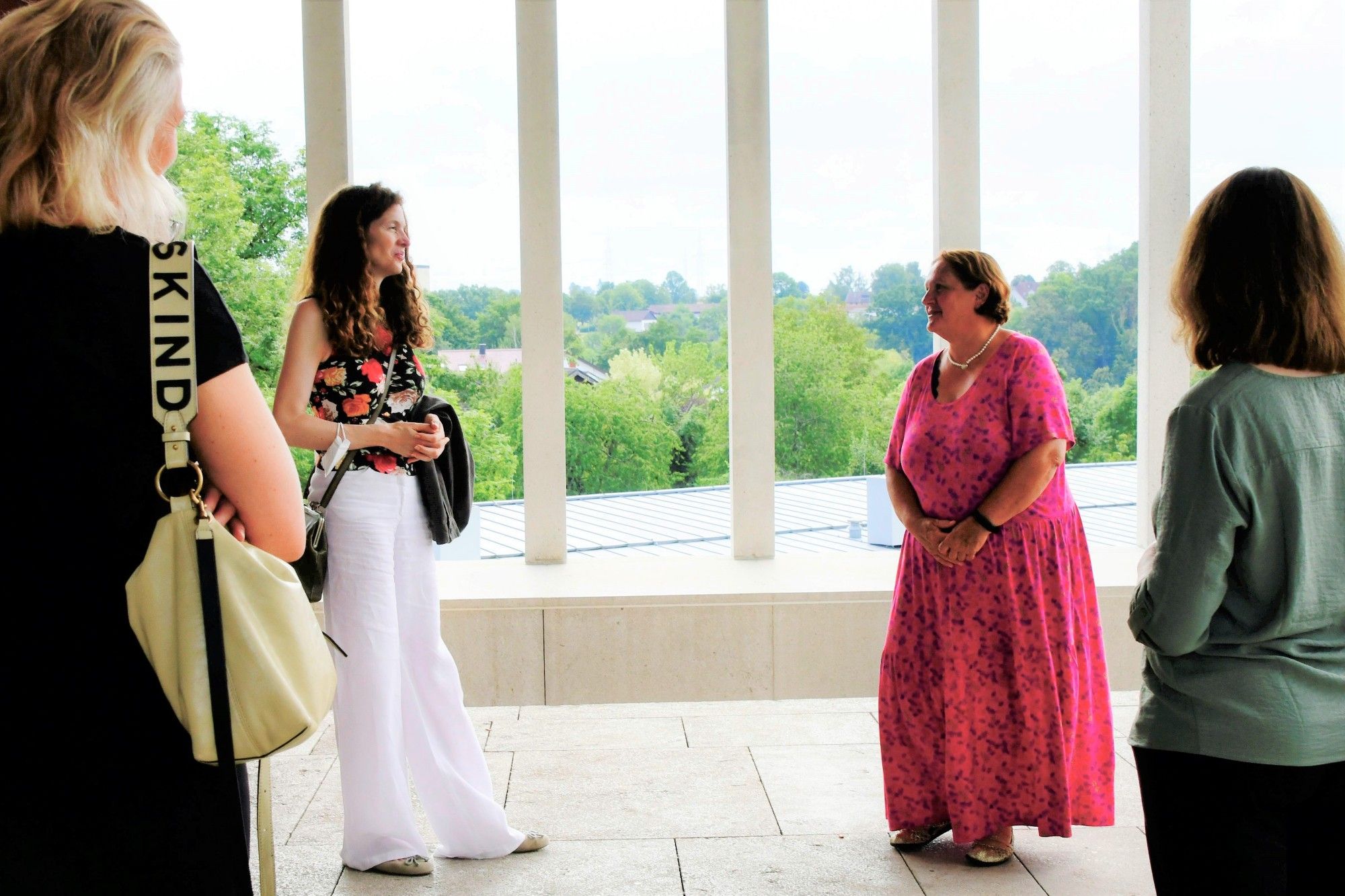 Sandra Richter, Direktorin des Deutschen Literaturarchivs, und Theresa Schopper, Ministerin für Kultus, Jugend und Sport der baden-württembergischen Landesregierung, am 3. September vor dem Literaturmuseum der Moderne. Foto: DLA Marbach (Jens Tremmel).