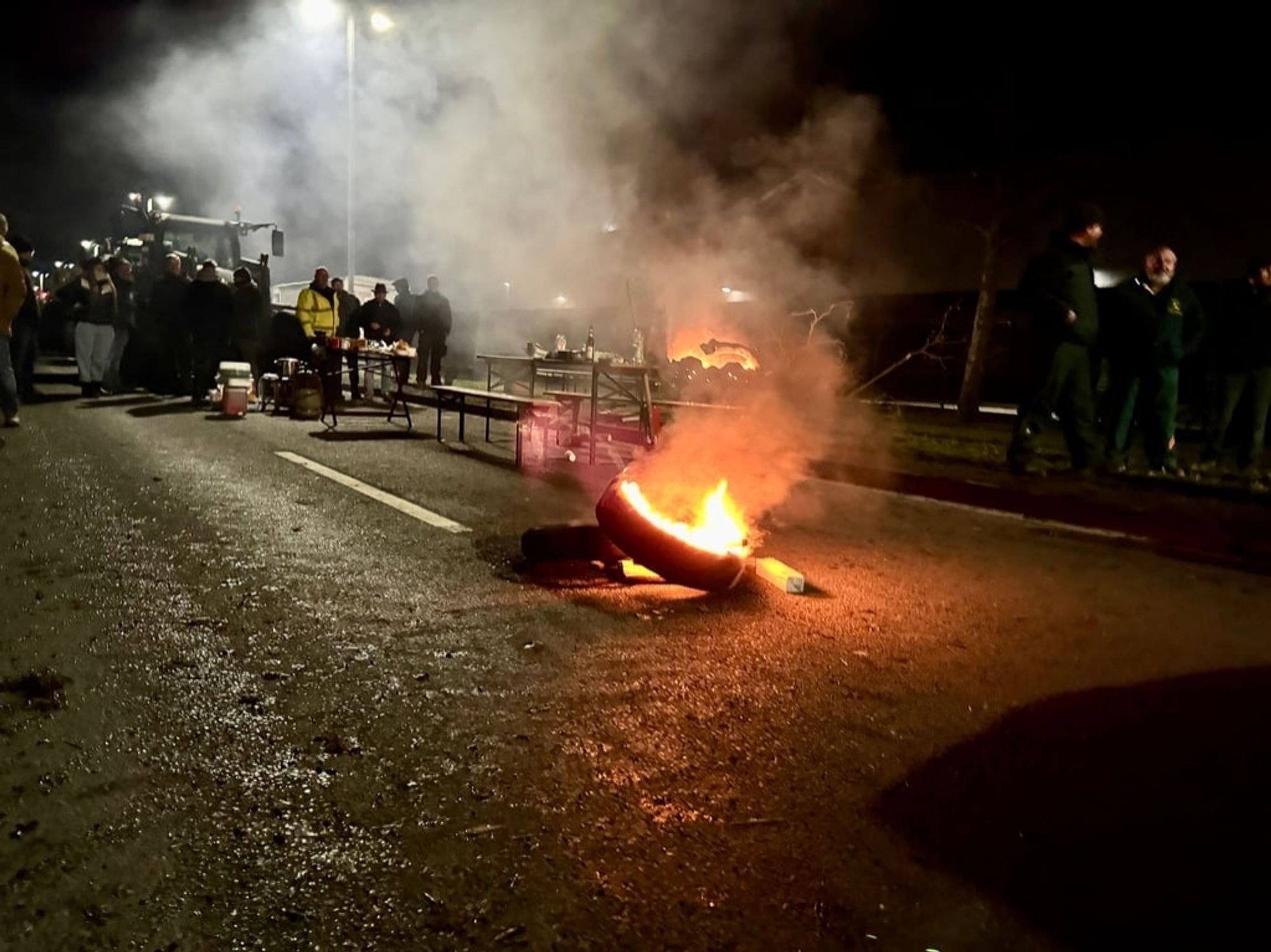 Bauern randalieren in Magdeburg und zünden Reifen an, kippen Gülle und Mist auf die Straße.