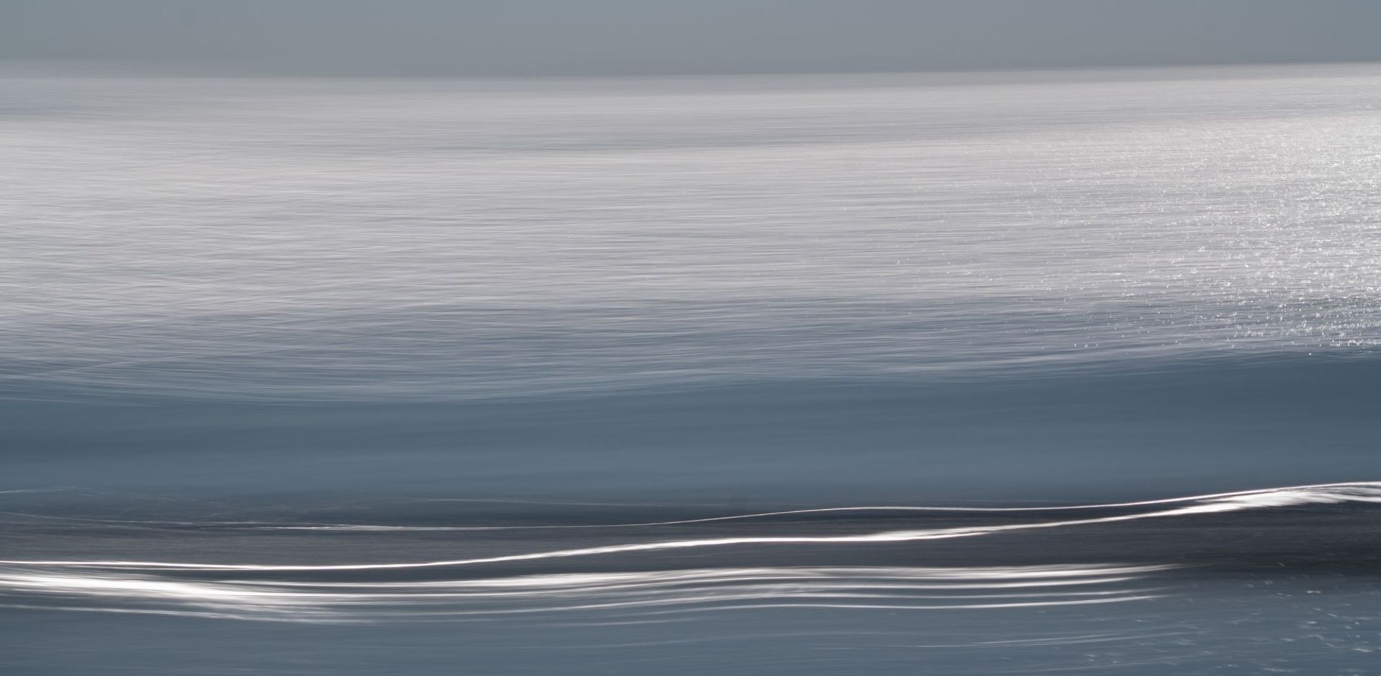 Die Nordsee im Gegenlicht. Das Foto ist bewusst horizontal verwischt.