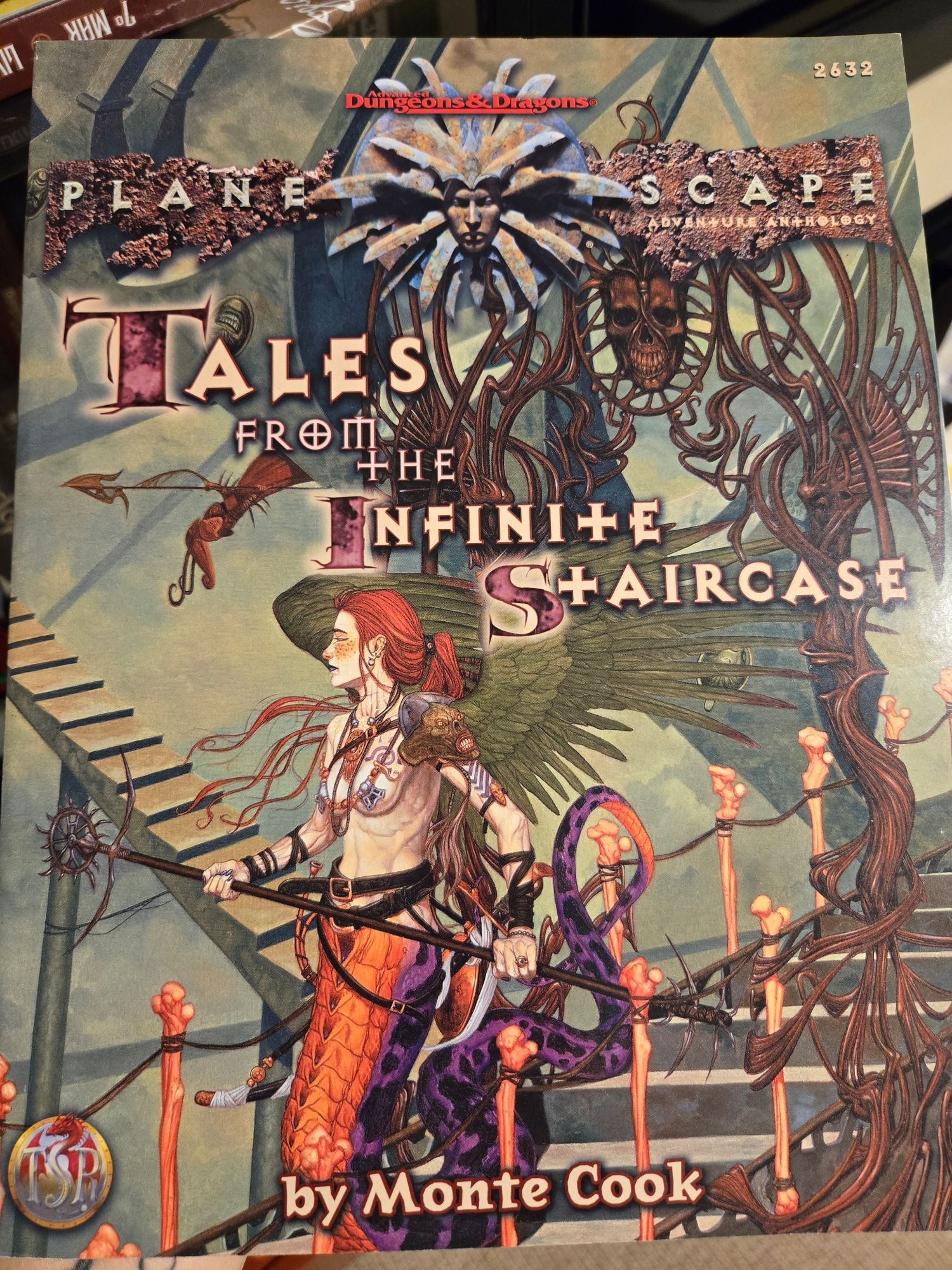 A imagem mostra a capa do livro Tales from the Infinite Staircase, uma aventura de Dungeons & Dragons ambientada no cenário de Planescape. O título está em destaque, com uma fonte estilizada e decorativa, complementada pela arte detalhada que captura o estilo surreal e único do cenário de Planescape. No centro da imagem, há uma personagem feminina com uma aparência exótica, combinando traços de serpente e humana, segurando um cajado e equipada com adereços intricados. Atrás dela, há uma estrutura que lembra uma escadaria infinita, uma marca registrada da ambientação, e elementos decorativos complexos, incluindo uma máscara e um crânio. O estilo artístico evoca uma sensação de misticismo e viagem entre planos, características centrais do universo de Planescape. O nome do autor, Monte Cook, está no rodapé da capa, e o logotipo da TSR aparece no canto inferior esquerdo.