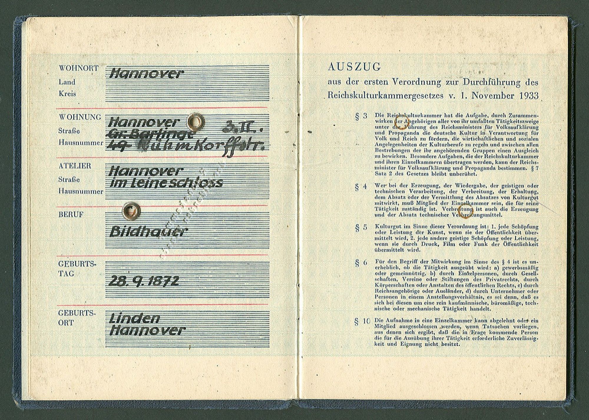 Ausweis Reichskulturkammer, Reichskammer der bildenden Künste, Fachverband Bund Deutscher Bildhauer, Mitglieds-Nr. B 164, Professor Georg Herting, Landesstelle Niedersachsen, Hannover, der Präsident der Reichskammer der bildenden Künste, ausgefertigt: Berlin, 1. 1. 1934 (Seite 08 und 09, drei Unterschriften). Links Angaben zum Wohnort und zum Beruf. Rechts ein Auszug aus der ersten Verordnung zur Durchführung des Reichskulturkammergesetzes. Nachweis von wiki commons folgt.