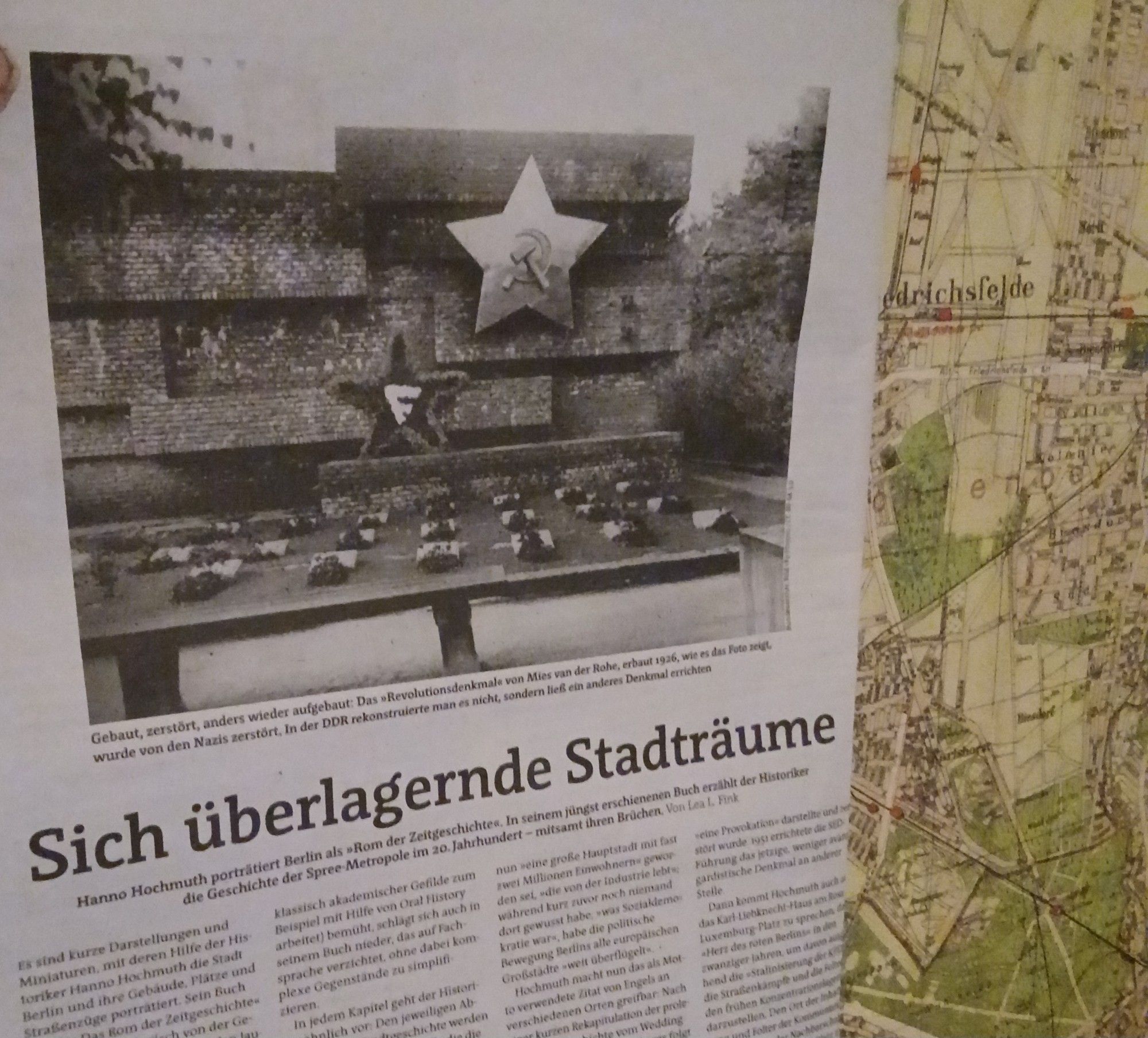 Mein Zeitungsartikel in der Jungle World mit dem Titel "Sich überlagernde Stadträume" und einem Foto der Gedenkstätte der Sozialisten in Friedrichsfelde. Vor dem Pharus-Plan.