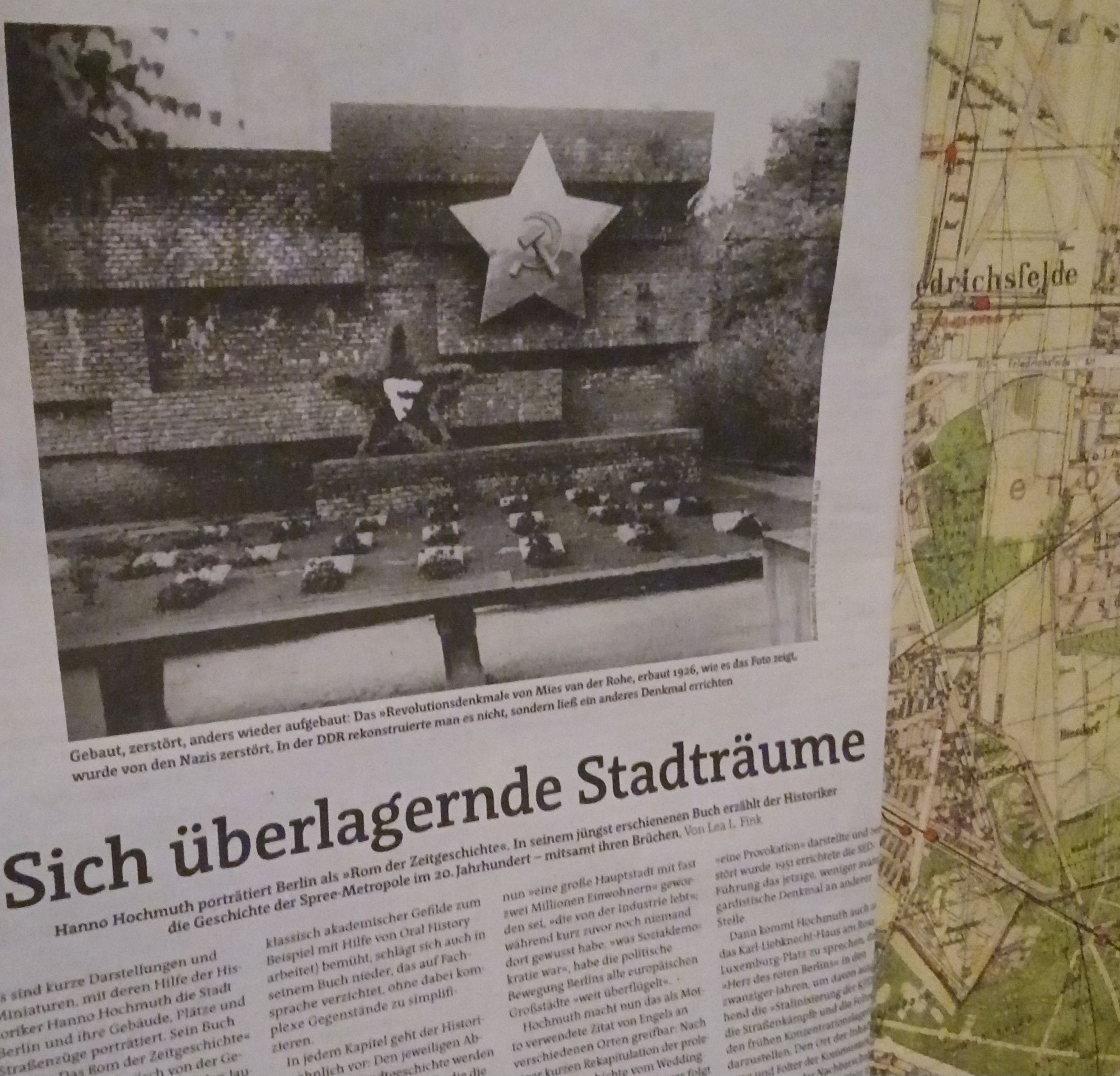 Mein Zeitungsartikel in der Jungle World mit dem Titel "Sich überlagernde Stadträume" und einem Foto der Gedenkstätte der Sozialisten in Friedrichsfelde. Vor dem Pharus-Plan.