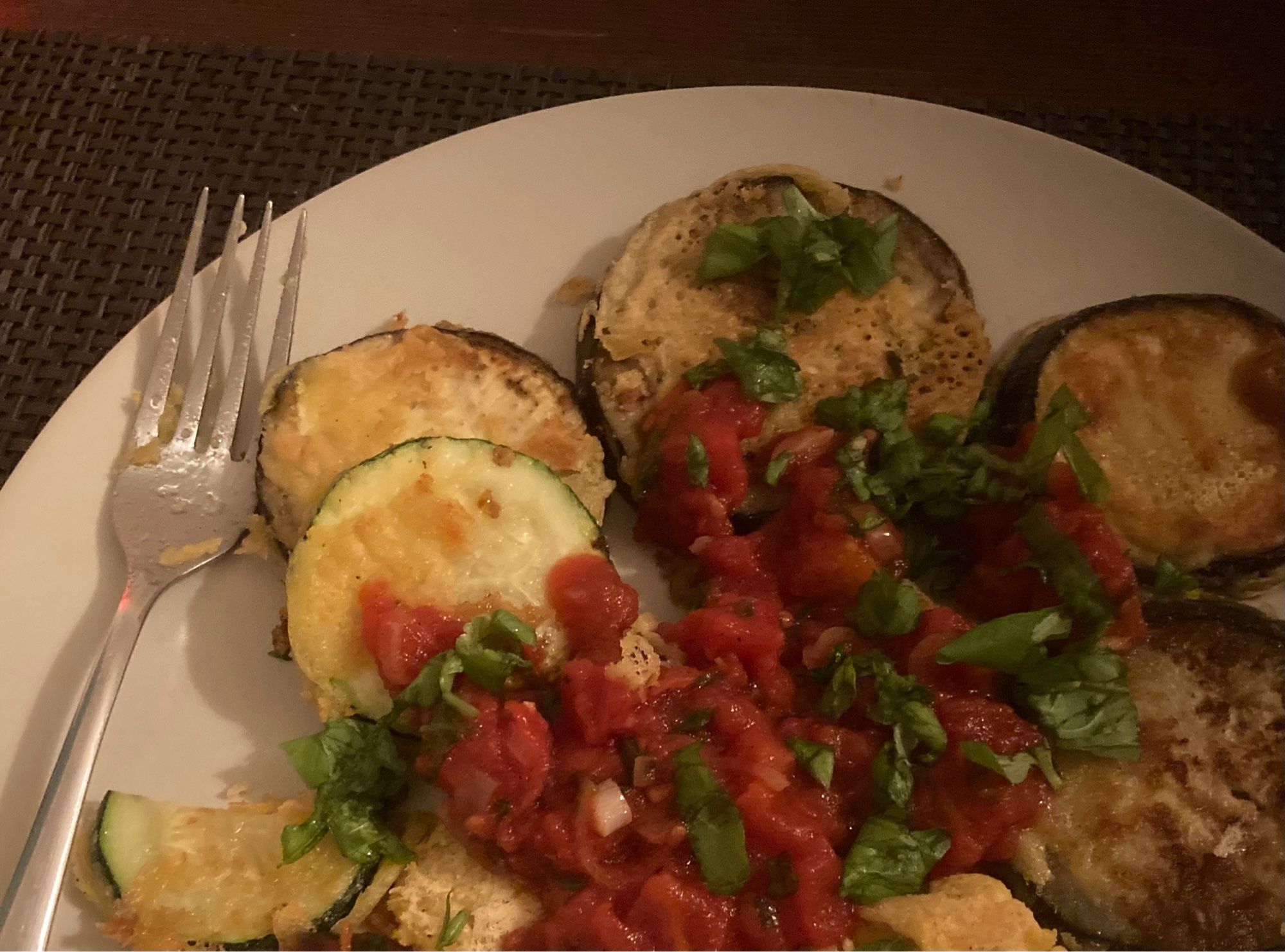 Auberginen und Zucchini mediterran: paniert mit Kichererbsenmehl, an Tomaten, Basilikum