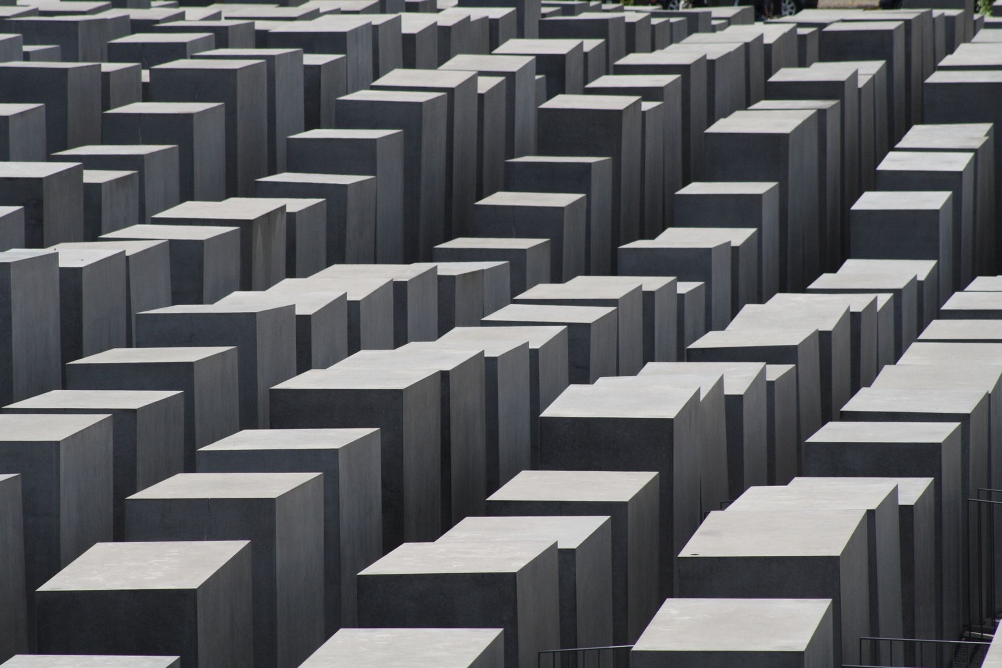 Das Holocaust-Mahnmal in Berlin. Die Aufnahme zeigt die absichtliche Unruhe und Unregelmäßigkeit in der Größe und Anordnung.