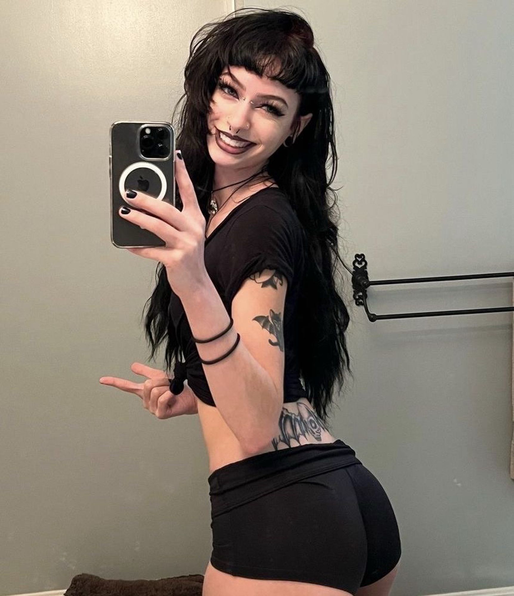 Goth/emo white girl taking booty pic in mirror