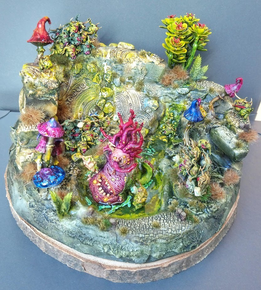 Overview of the whole diorama. There's a bit too much light on it, but I have a horrible phone cam.