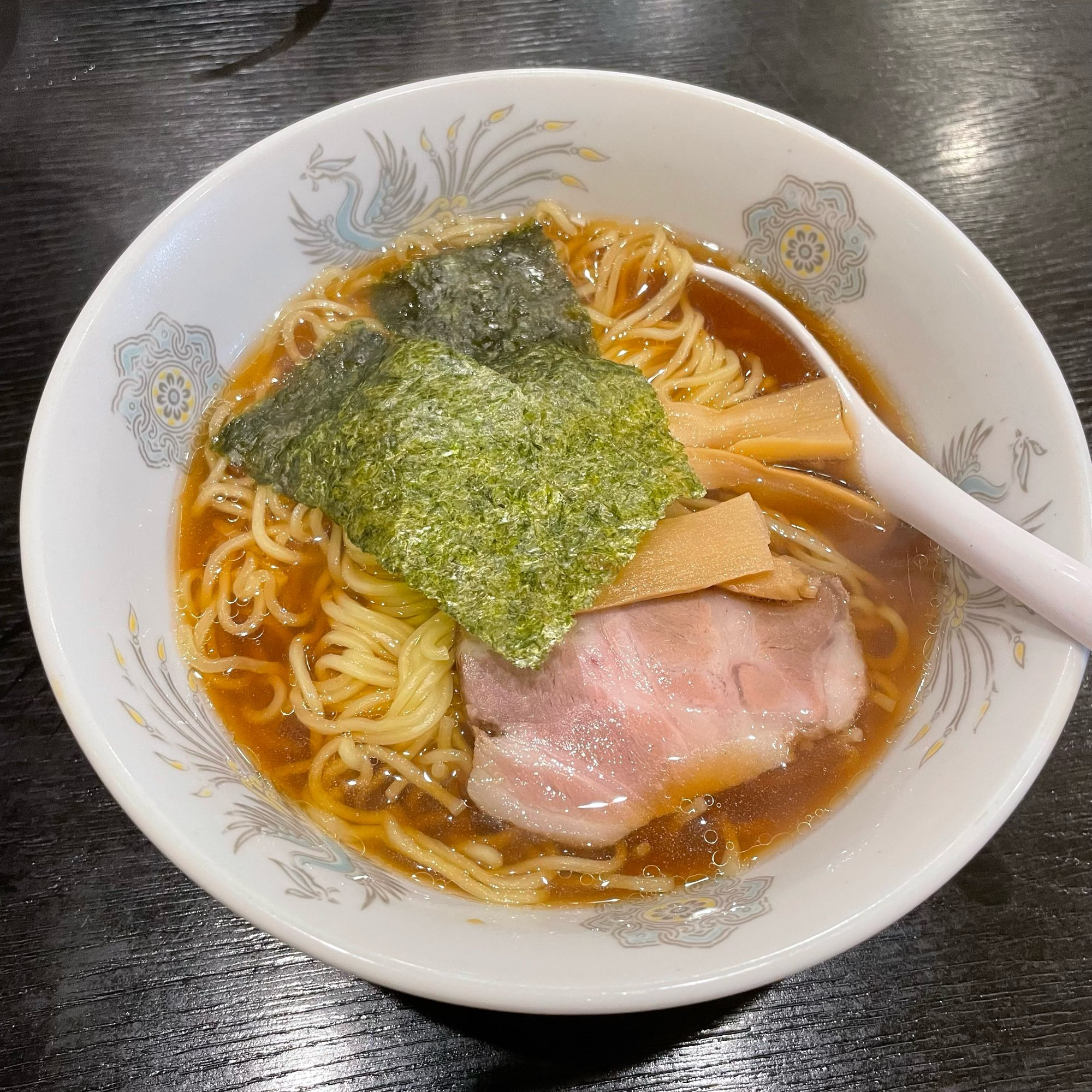 正油ラーメン
海苔とメンマとチャーシュー1枚乗ってます