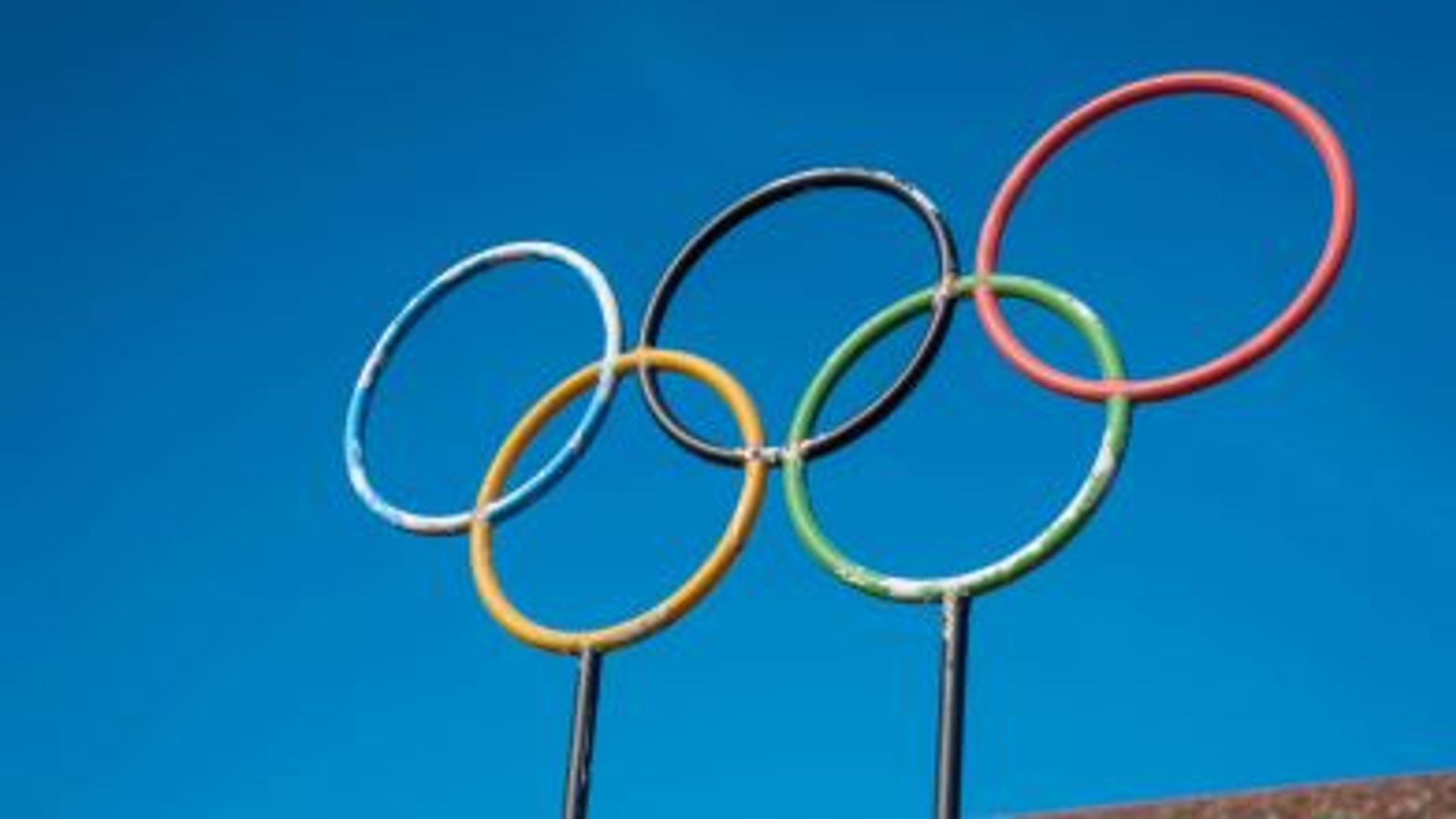 Blauer Himmel mit den fünf Olympischen Ringen.