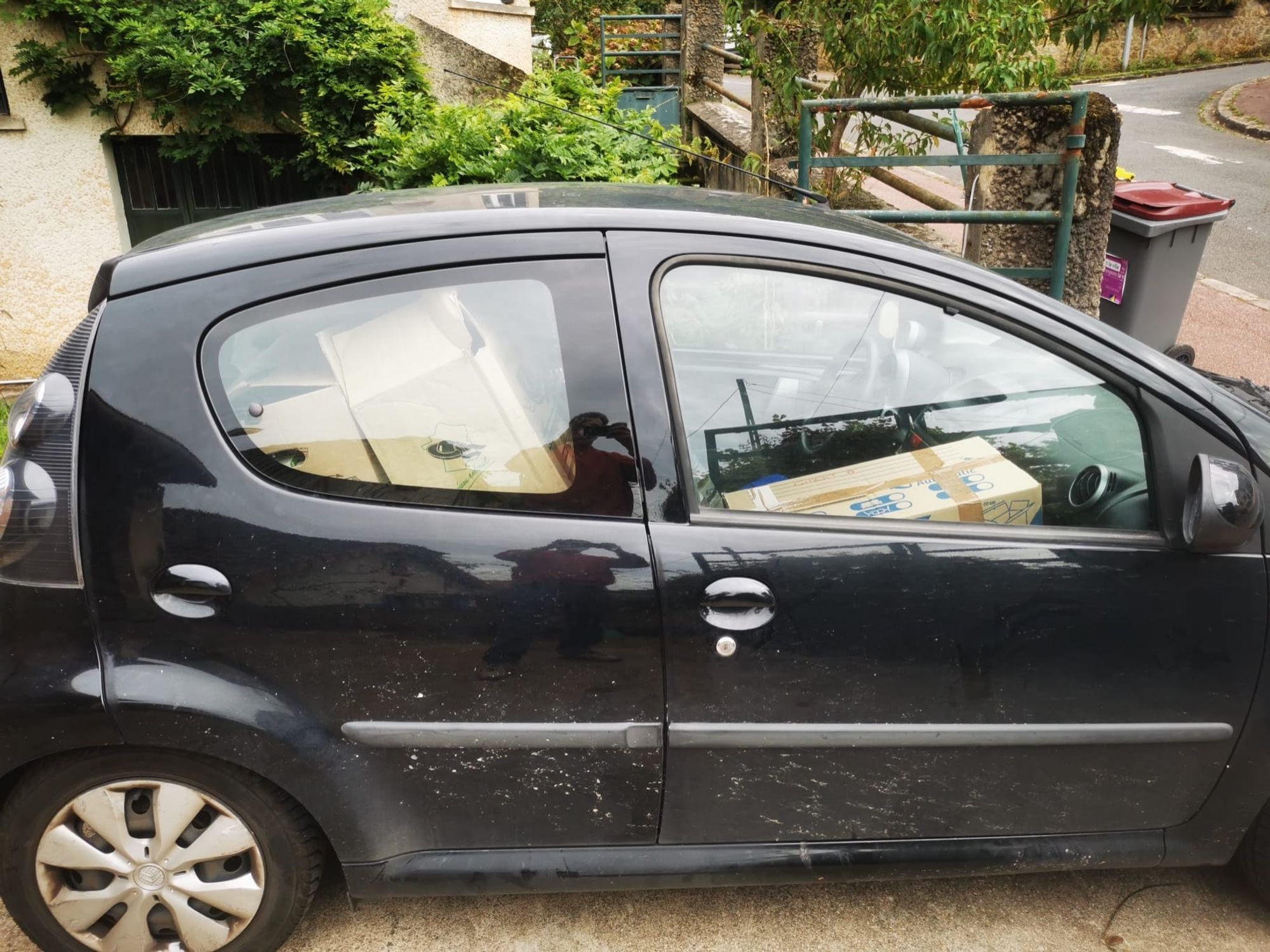 Voiture pleine de cartons de livres