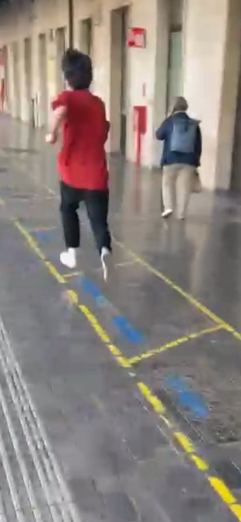 Eu bem otario correndo na plataforma um da estação de trem em Bologna usando um suéter laranja queimado e sapatos brancos, parece que estou flutuando nesse print de baixíssima qualidade