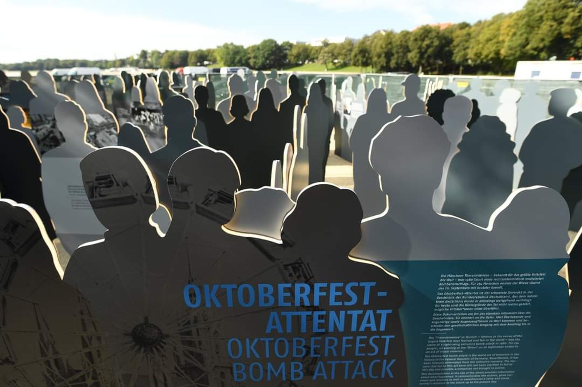 Das Foto zeigt die Silhouetten von Menschen und ist Teil der Dokumentation Oktoberfest-Attentat. Foto: Landeshauptstadt München/ Kulturreferat