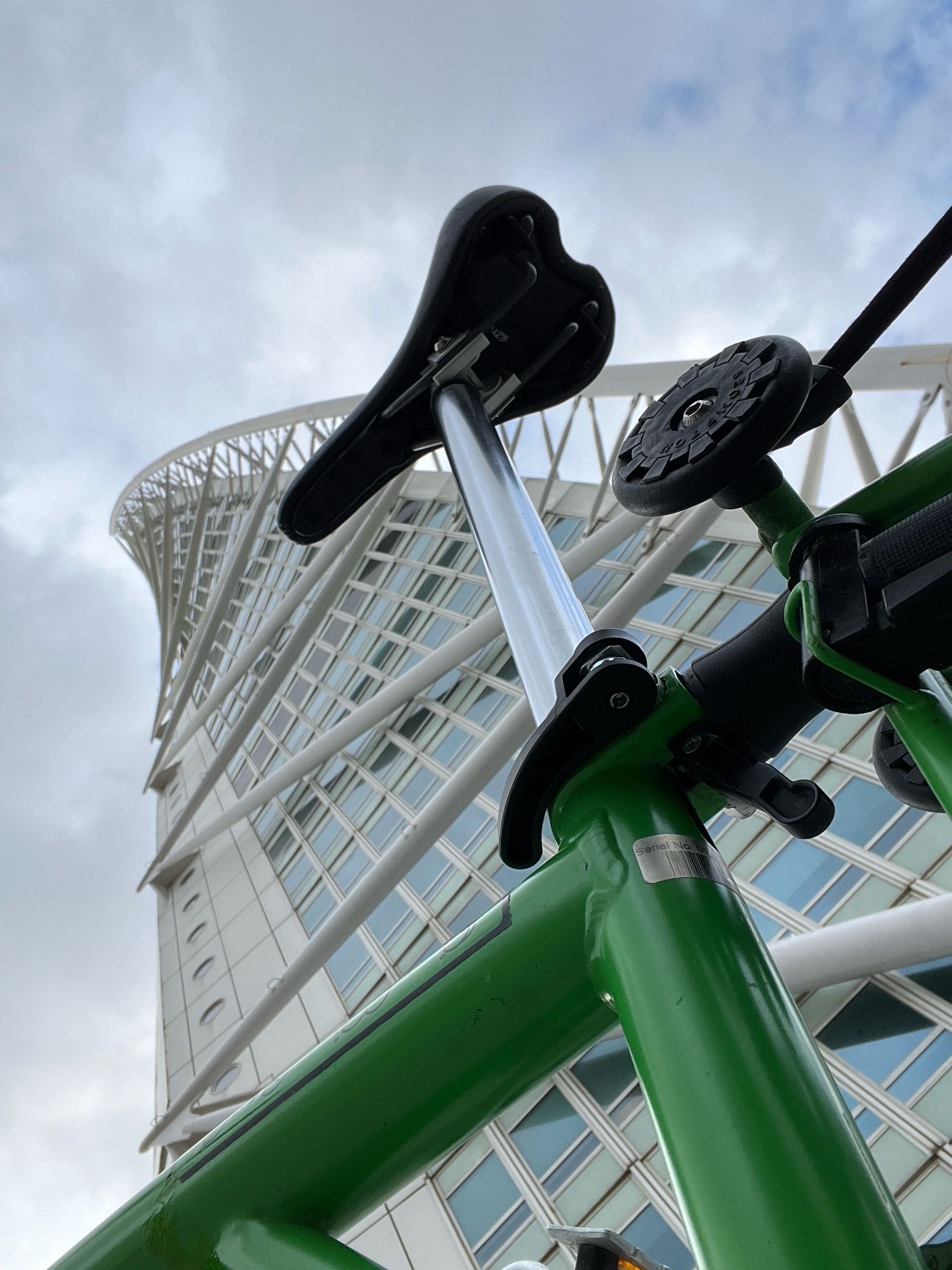 Brompton sykkel foran Turning Torso