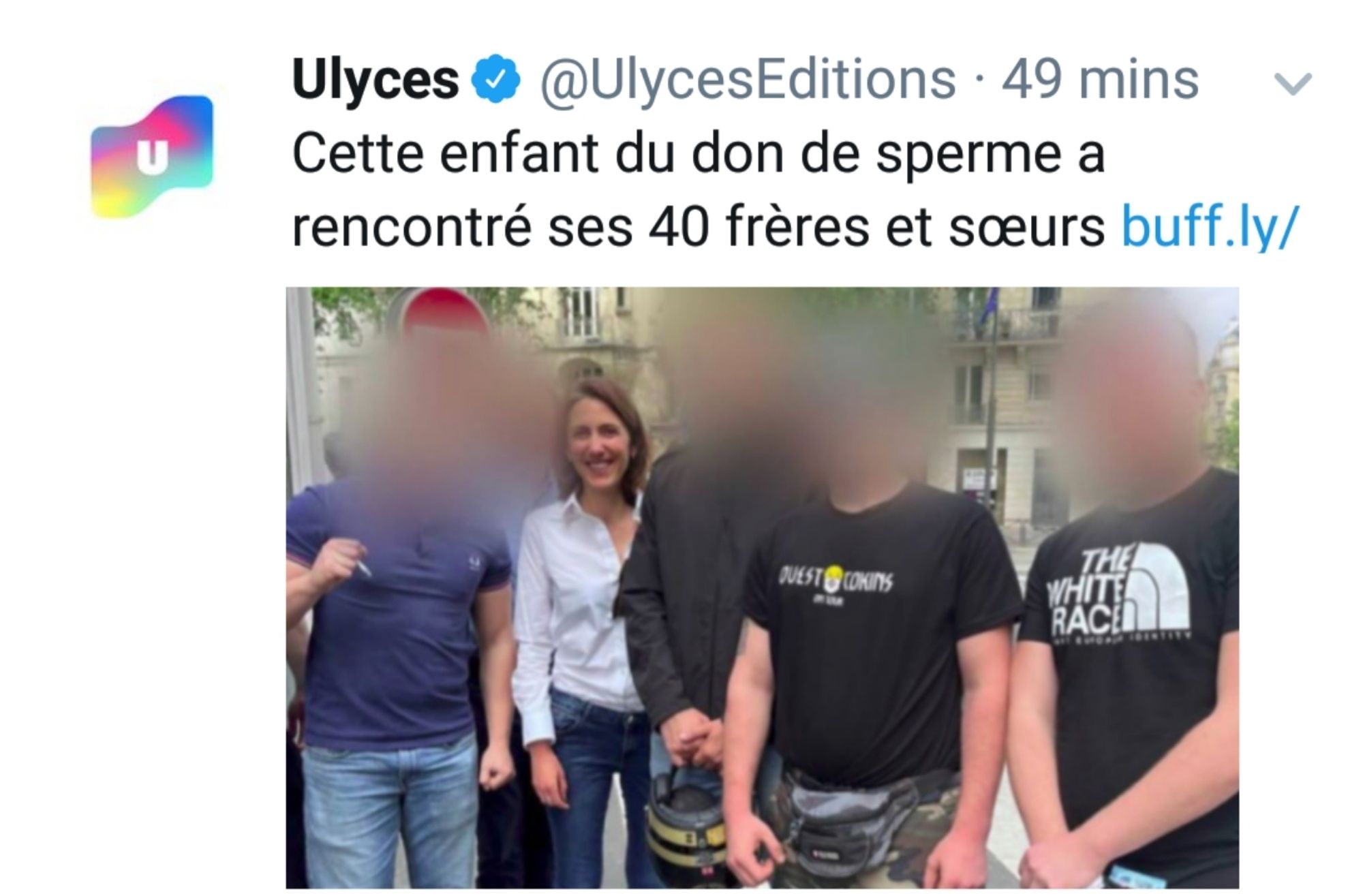 Article Ulyces Editions : Cette enfant du don de sperme a rencontré ses 40 frères et soeurs. Illustration: photo de Valérie Haye avec un groupe arborant des signes ouvertement raciste