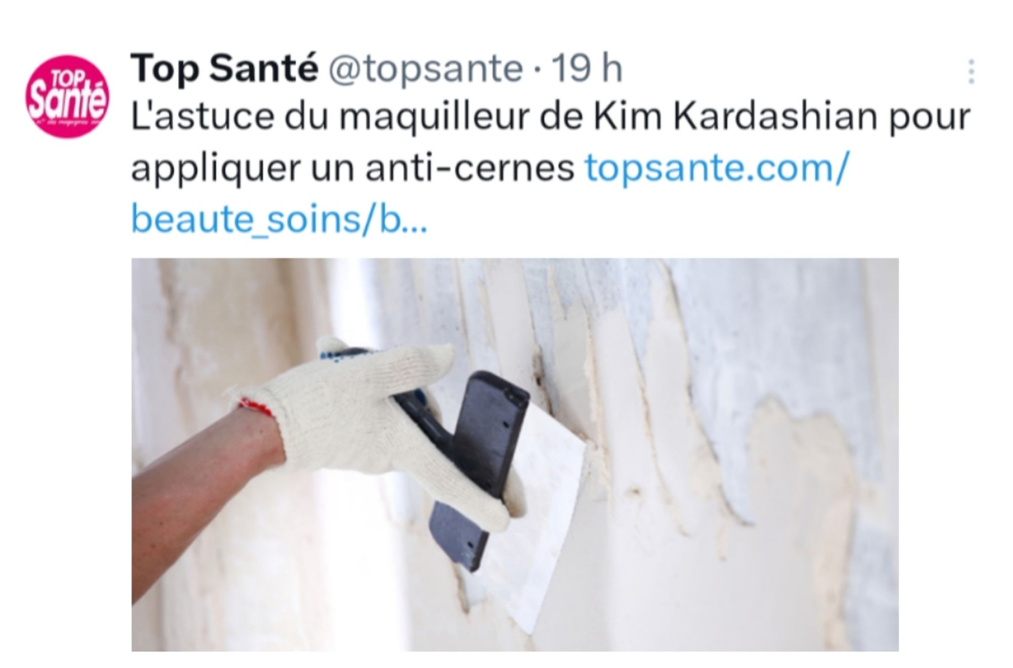 Article Top Santé : L'astuce du maquilleur de Kim Kardashian pour appliquer un anti-cernes. Illustration : dépose d'enduit sur un mur