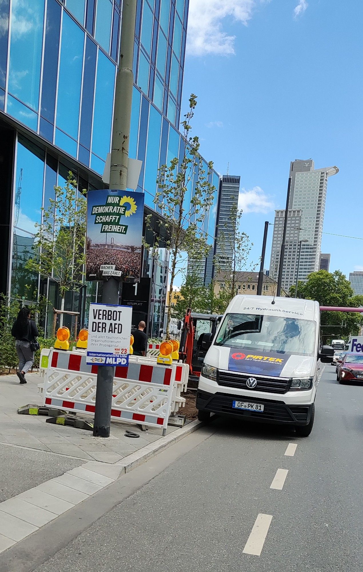 Lieferwagen der auf dem Radweg steht, daneben ein Wahlplakat, auf dem Steht, dass nur Demokratie freiheit schafft.