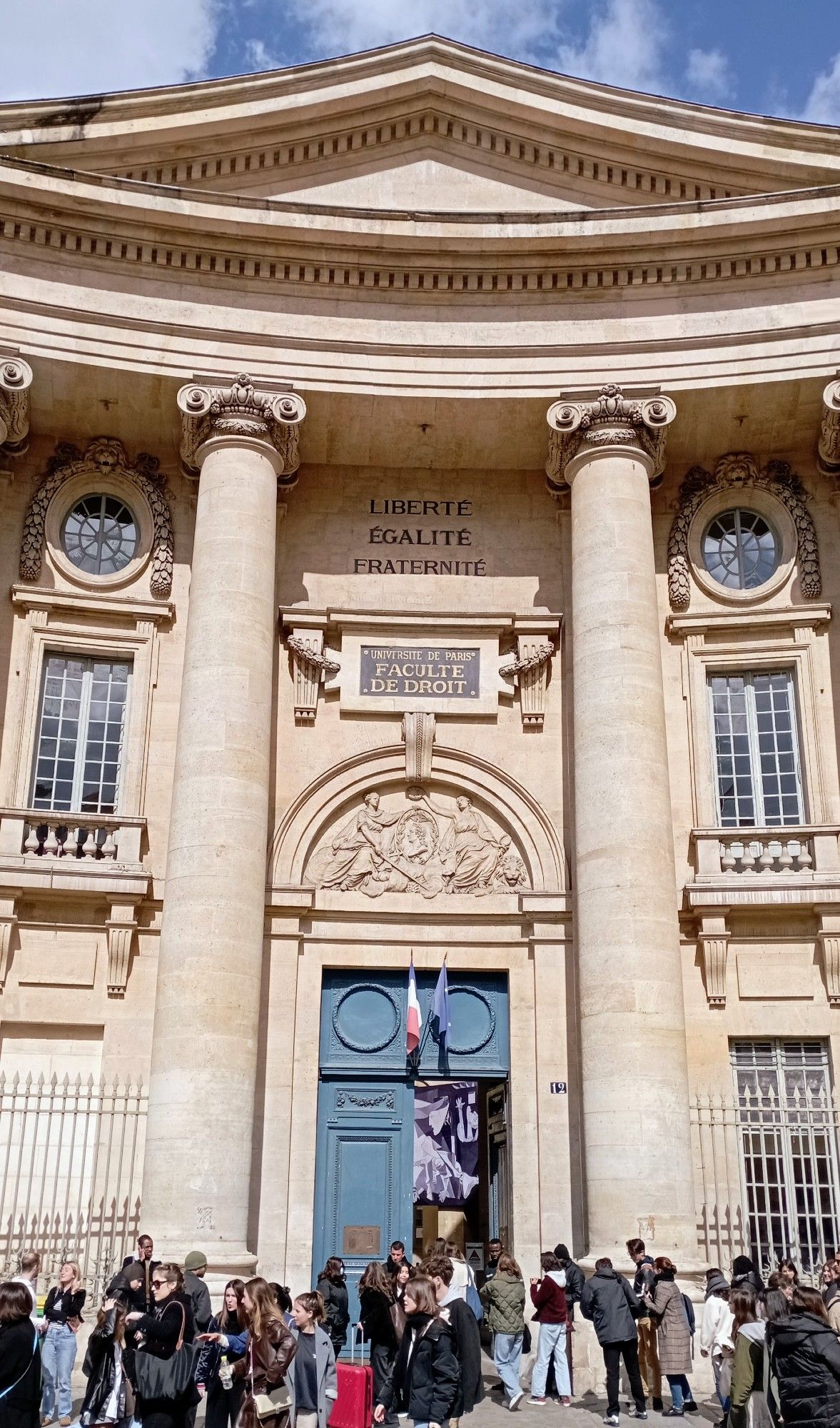 Gebäude mit großen Säulen an dem in Stein gemeißelt ist: Liberte, Egalite Fraternite und darunter ein Feld Rechtswissenschaft Uni Paris auf Französisch