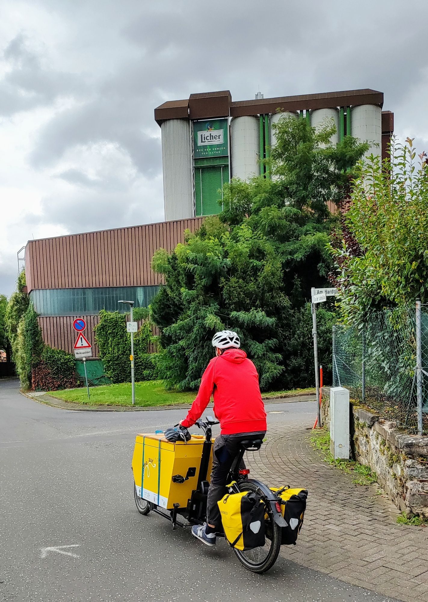 Lastenrad fährt vor der Brauerei von licher vorbei