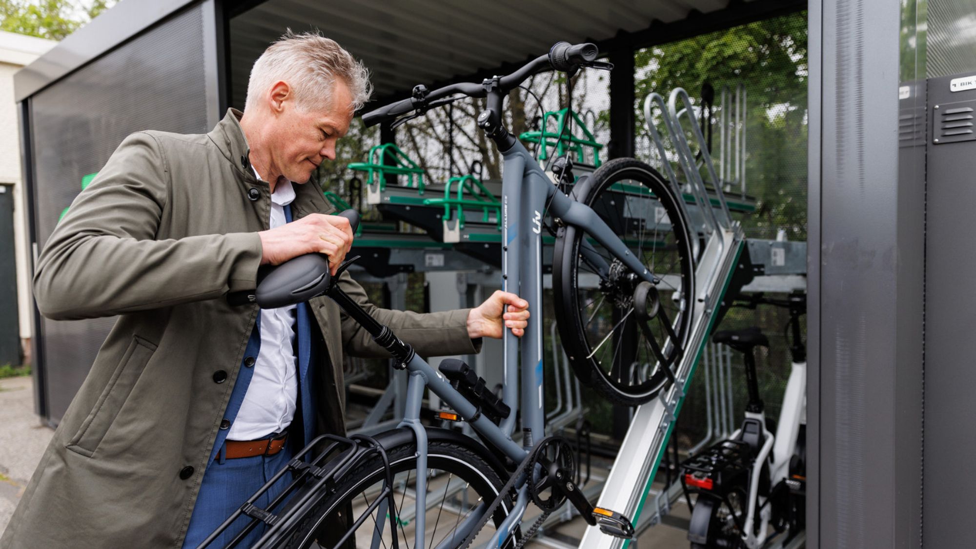 infraVelo-Geschäftsführer Christoph Schmidt stellt ein Fahrrad in die neue Sammelschließanlage am S-Bahnhof Friedrichsfelde Ost.